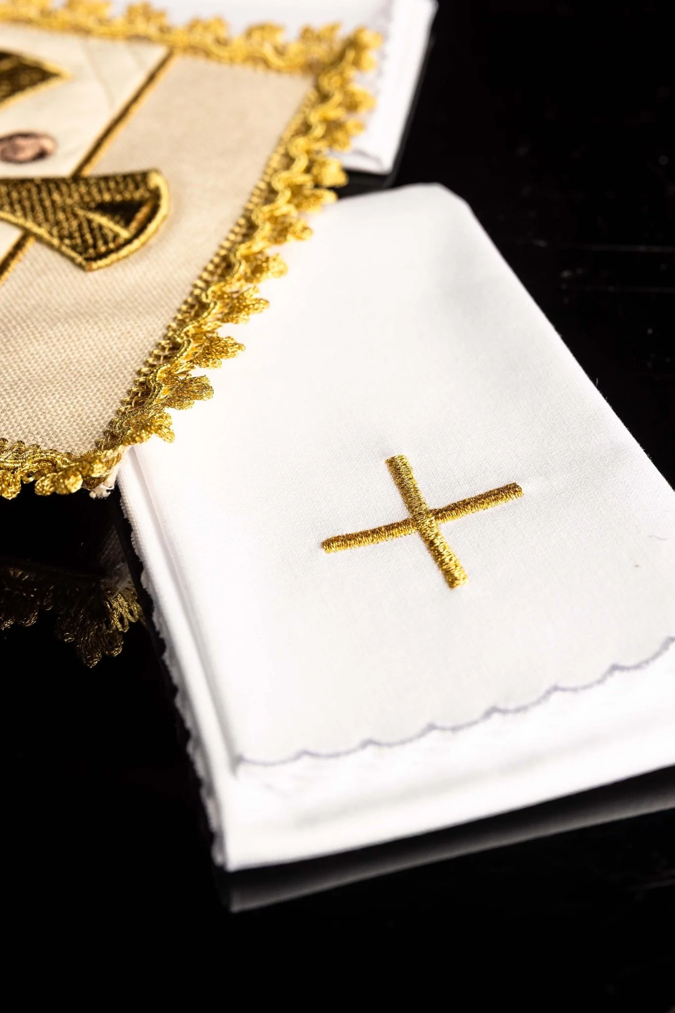 Liturgical chalice linens ecru embroidered on velvet - Image 5