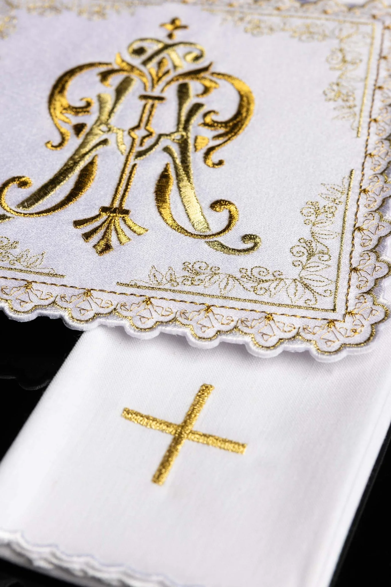 Liturgical chalice set with gold embroidered Marian motif - Image 5
