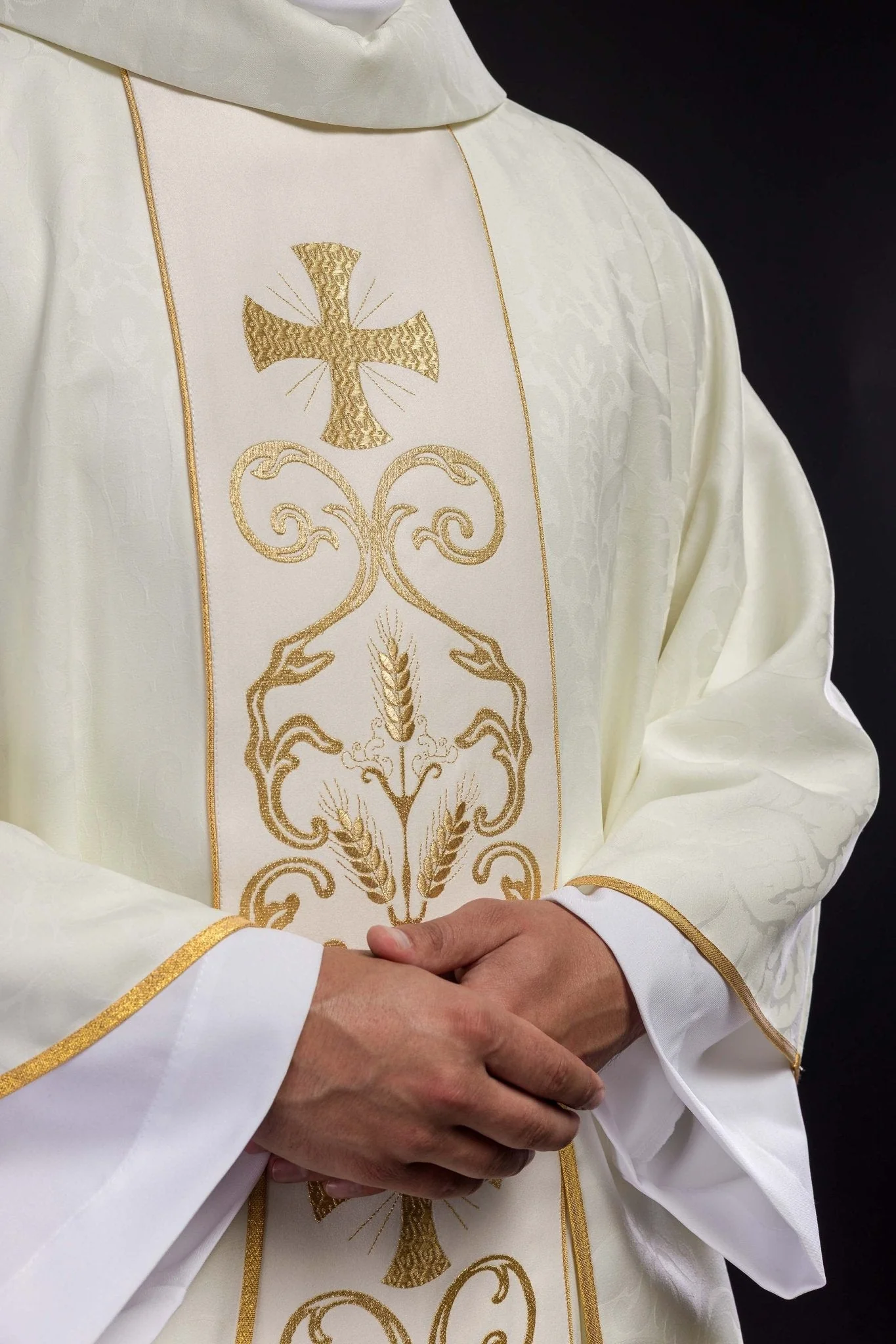 Liturgical chasuble with a decorated belt - Image 2
