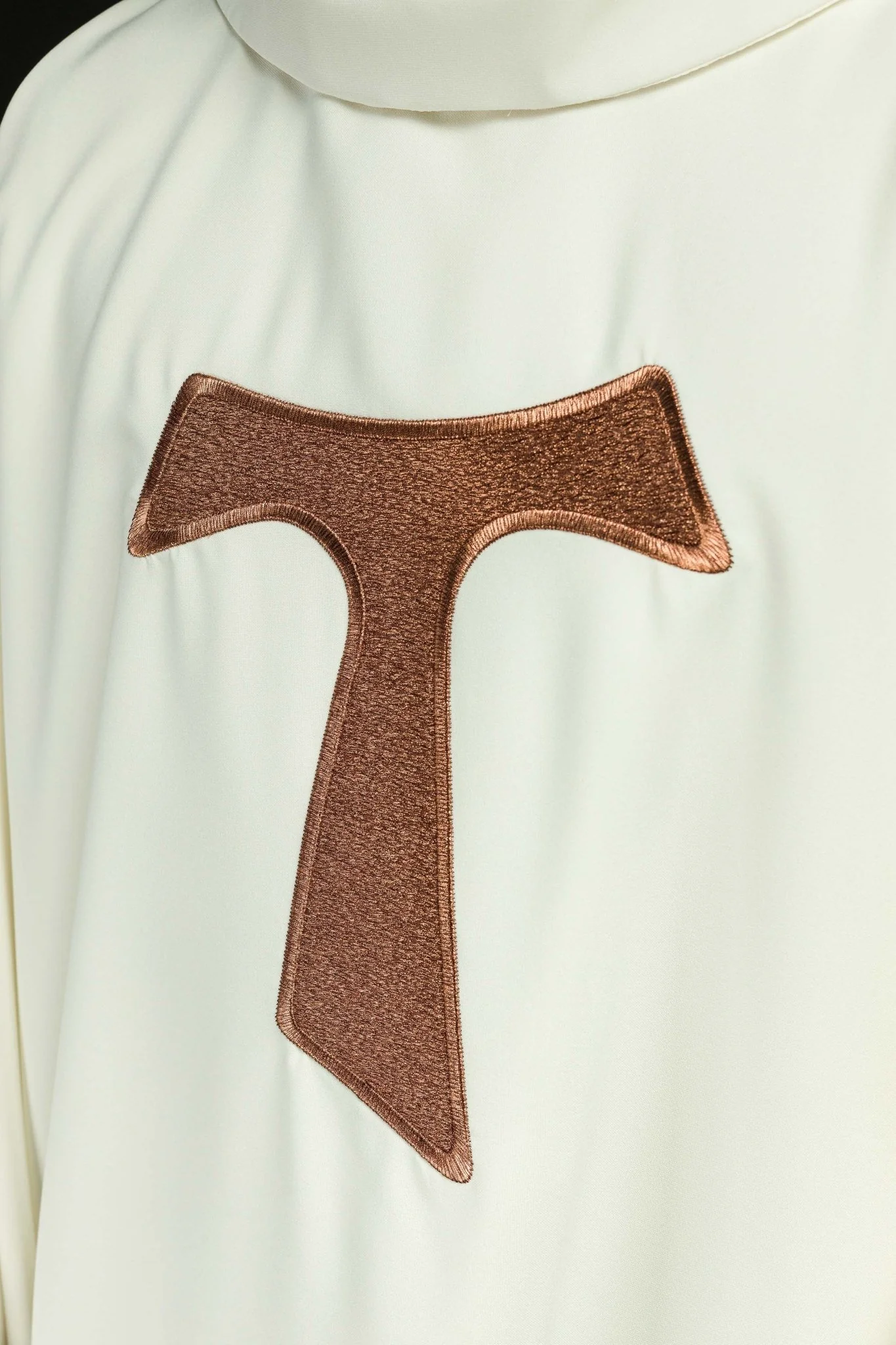 Liturgical chasuble with a Franciscan cross in ecru - Image 3