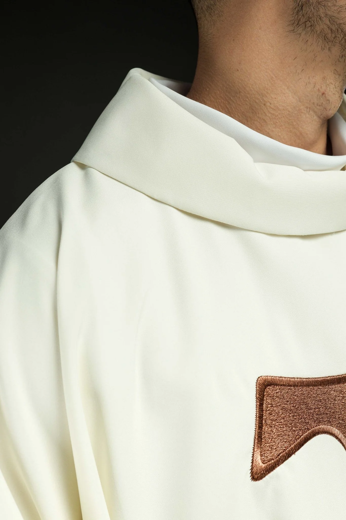 Liturgical chasuble with a Franciscan cross in ecru - Image 5