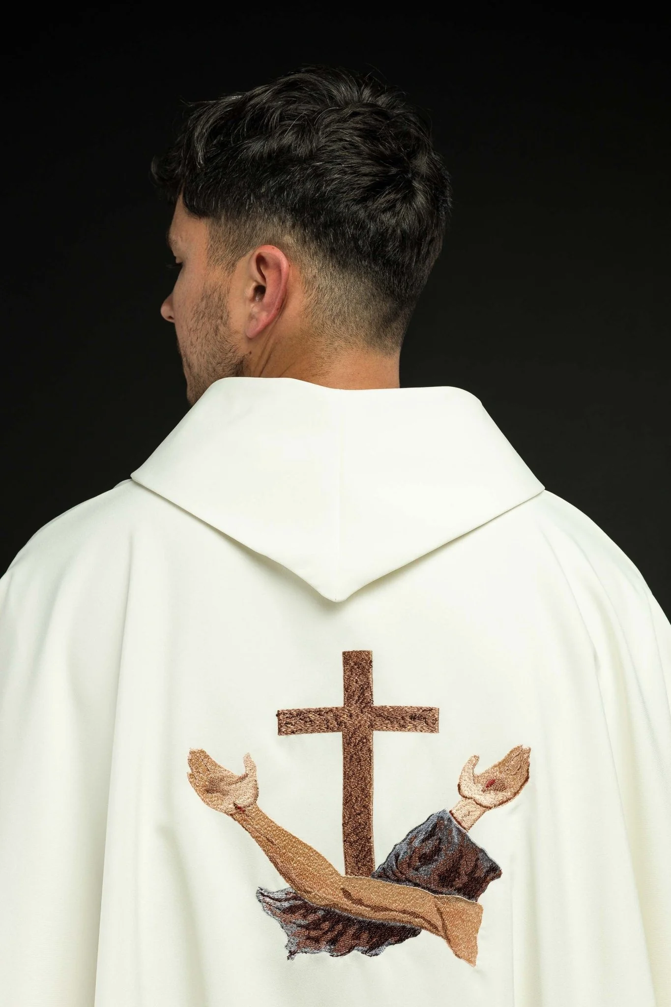 Liturgical chasuble with a Franciscan cross in ecru - Image 6