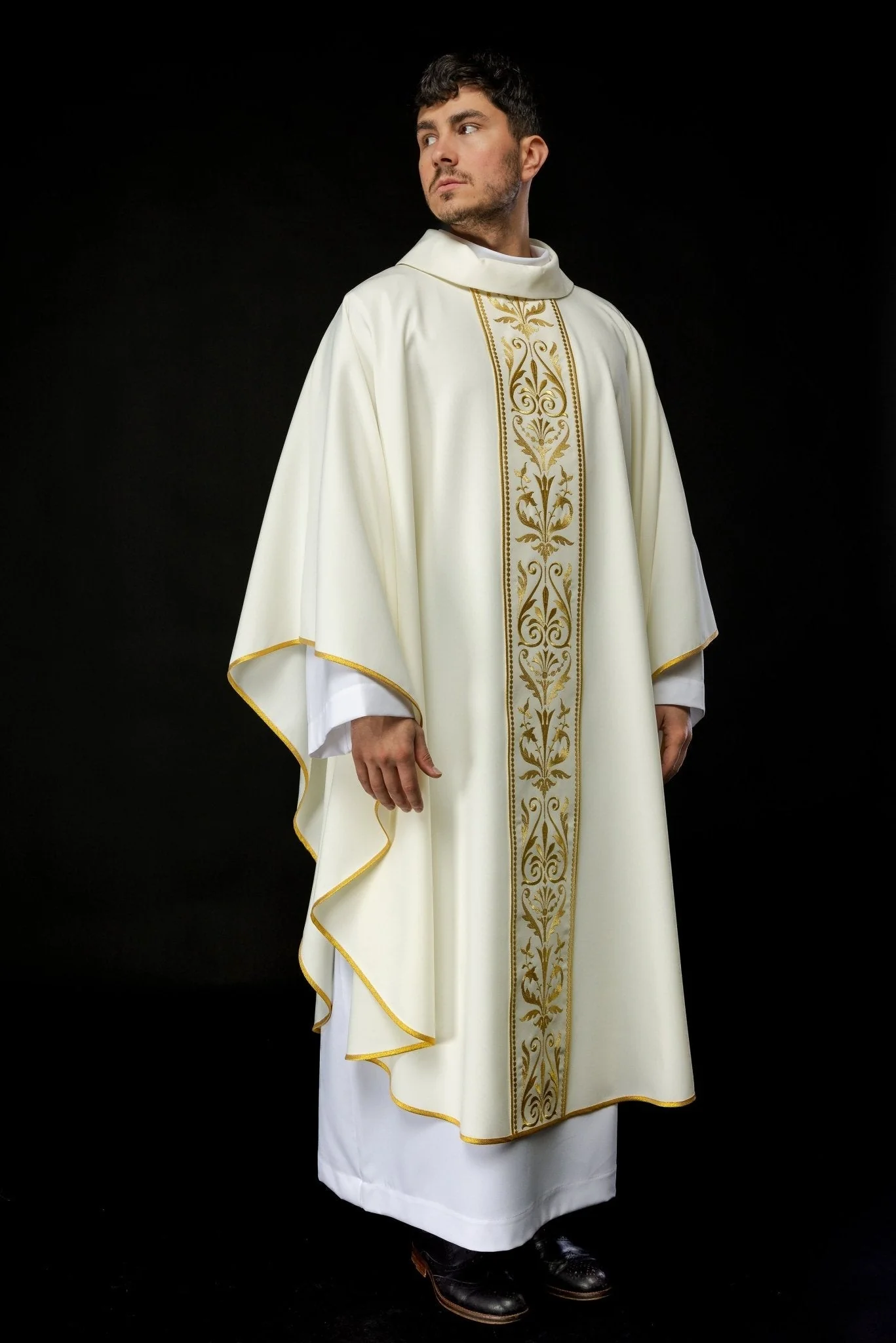 Liturgical chasuble with an embroidered belt in ecru - Image 2