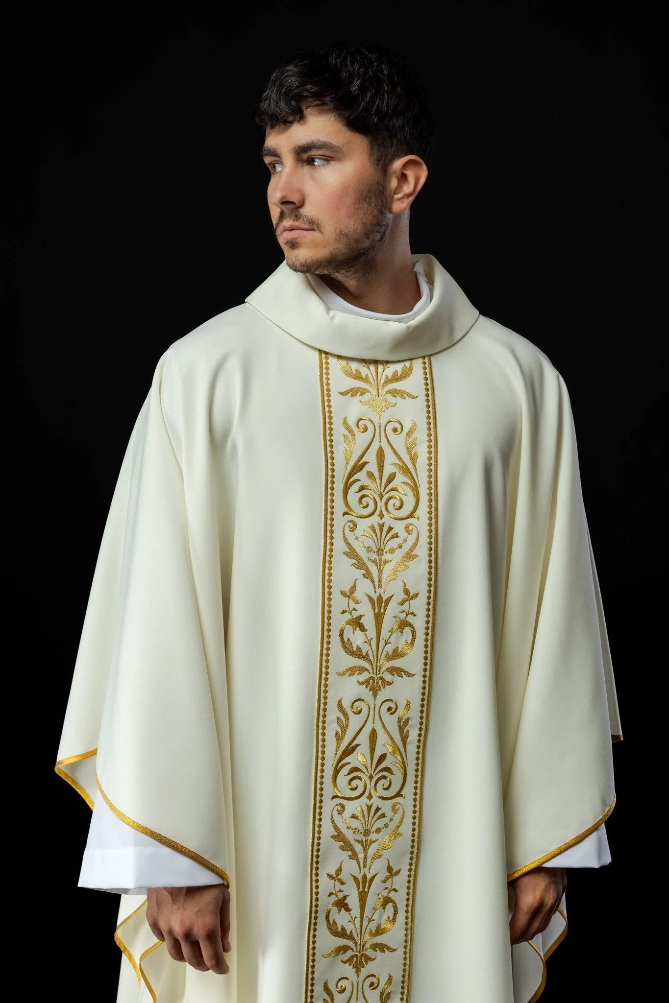 Liturgical chasuble with an embroidered belt in ecru - Image 3