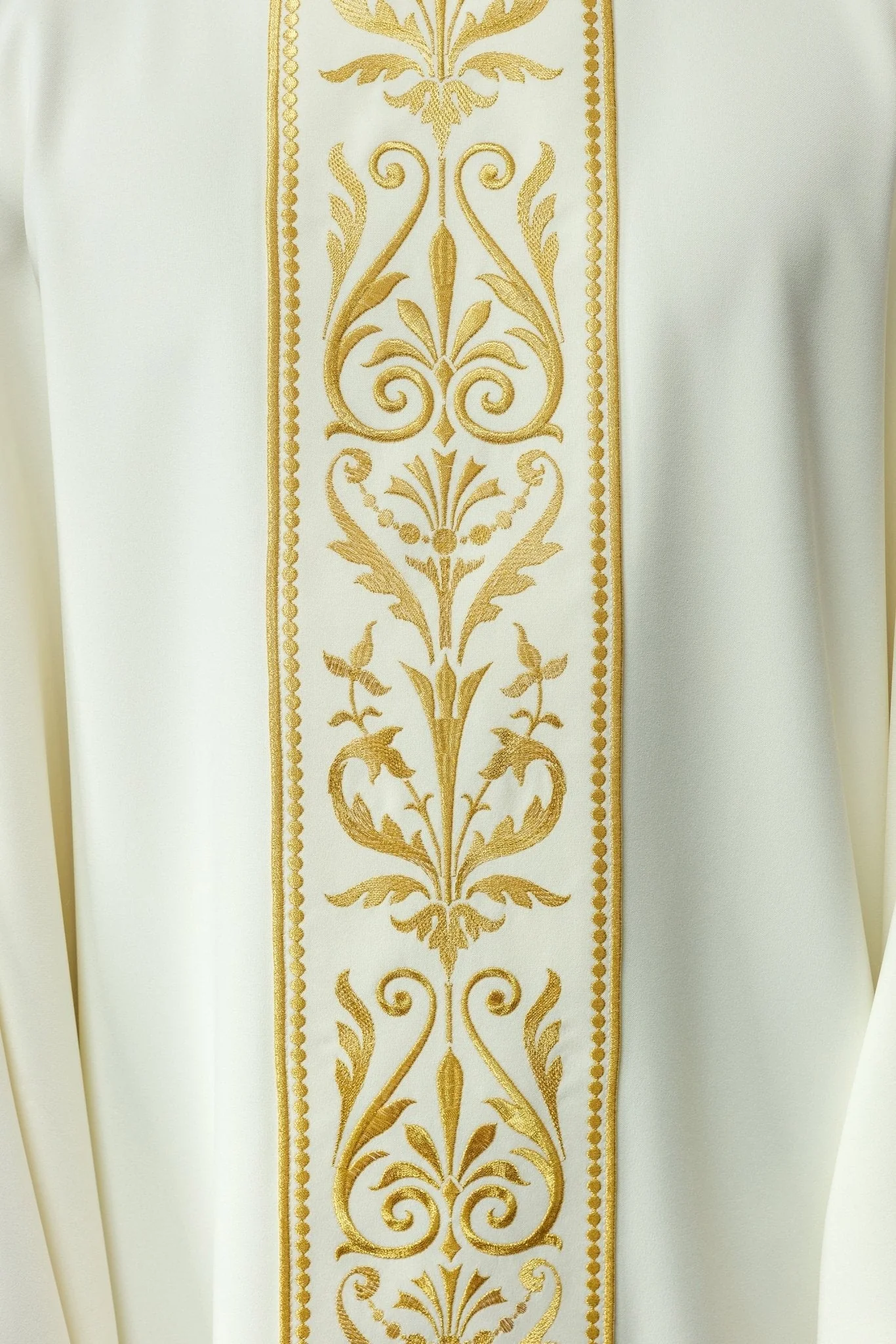 Liturgical chasuble with an embroidered belt in ecru - Image 4