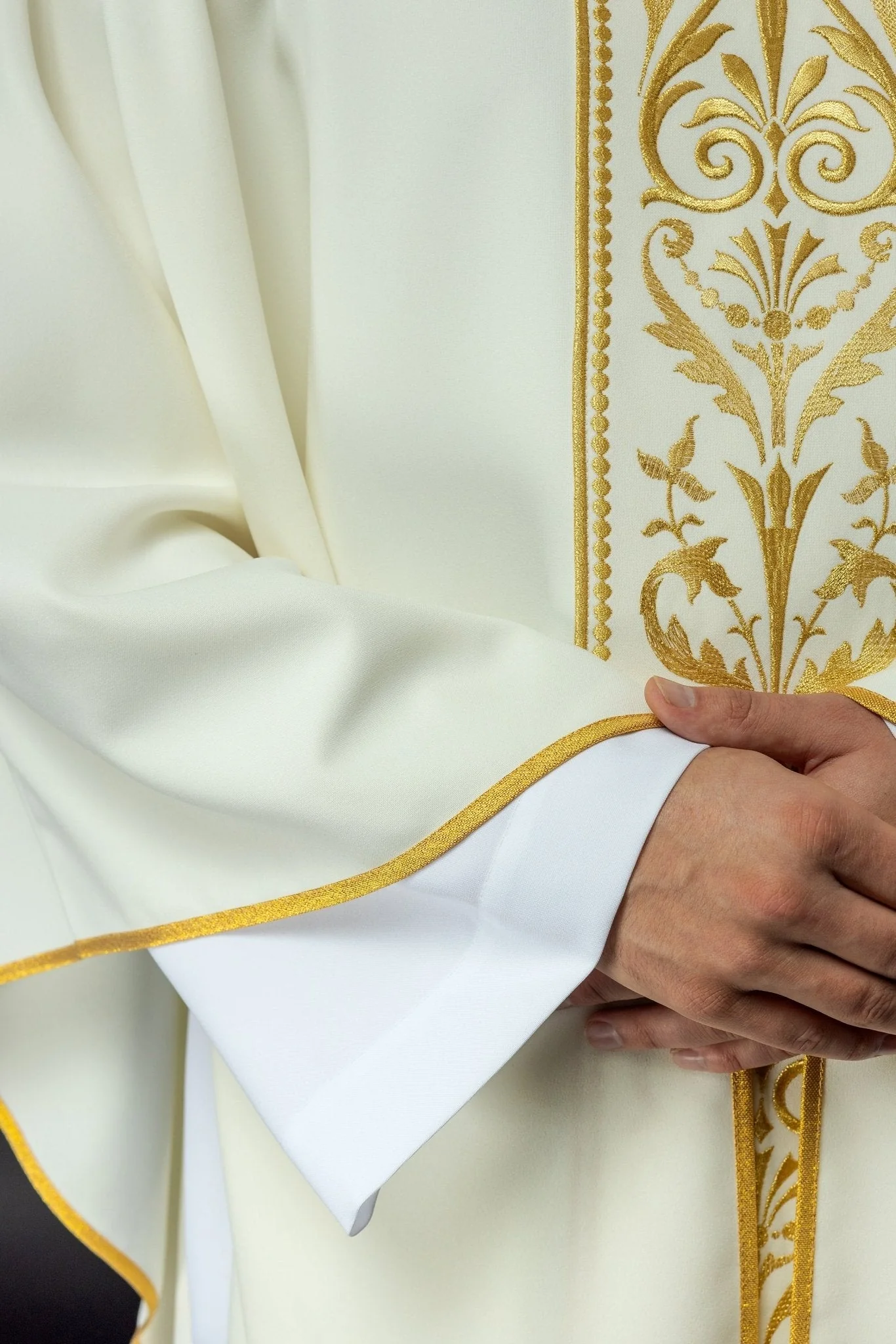 Liturgical chasuble with an embroidered belt in ecru - Image 5