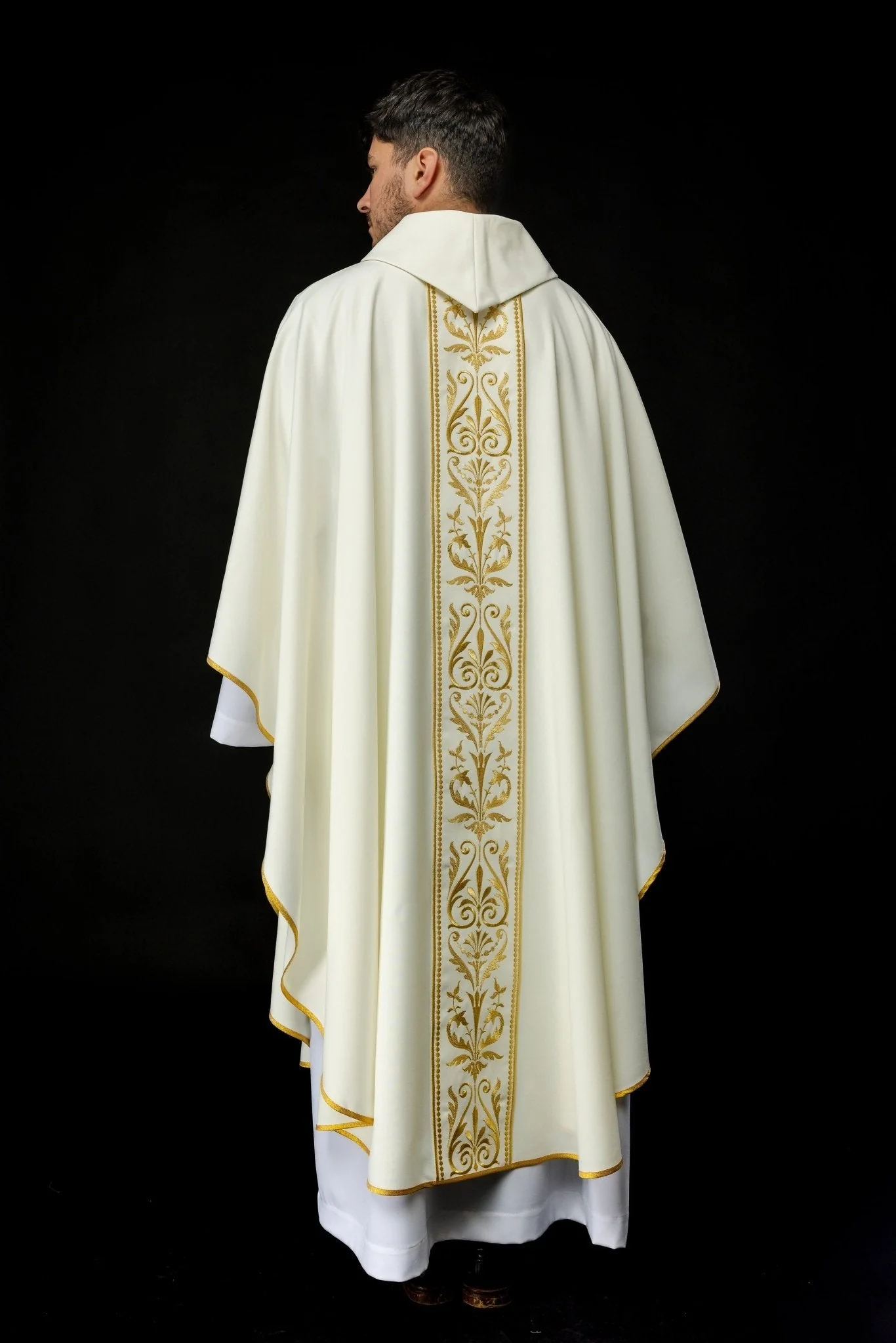 Liturgical chasuble with an embroidered belt in ecru - Image 8