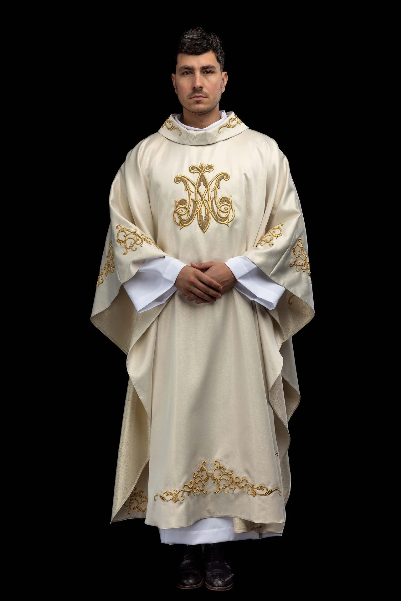 Liturgical chasuble with an embroidered Marian symbol - Image 2