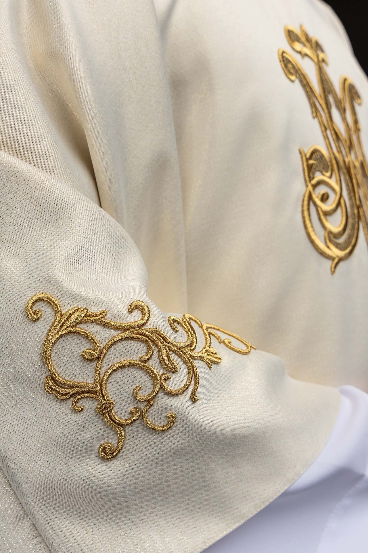 Liturgical chasuble with an embroidered Marian symbol - Image 4