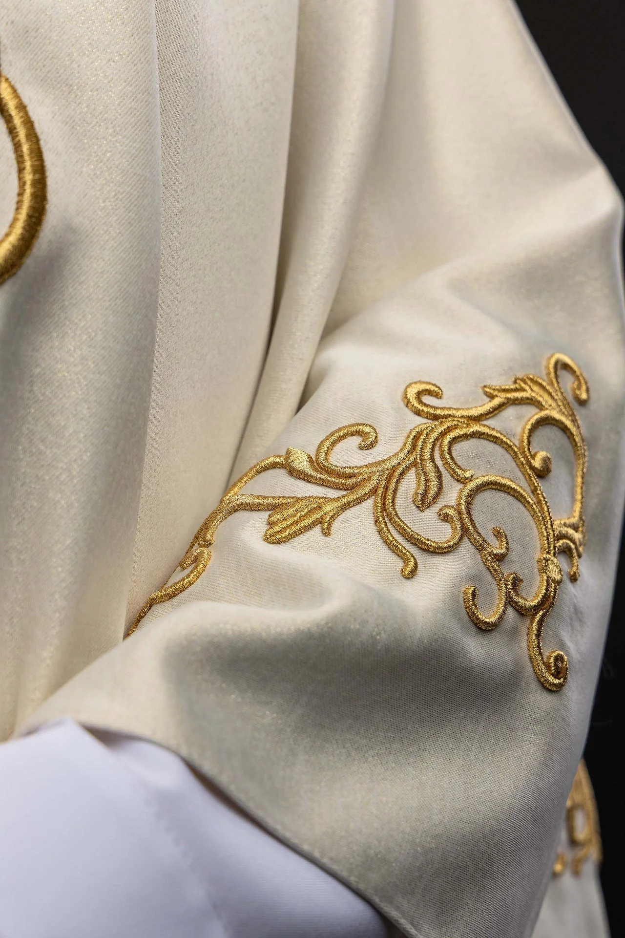 Liturgical chasuble with an embroidered Marian symbol - Image 5