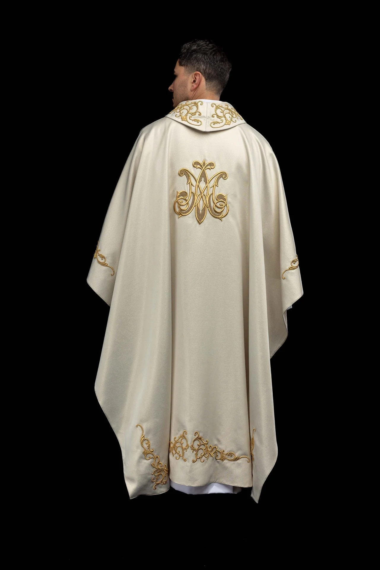 Liturgical chasuble with an embroidered Marian symbol - Image 9