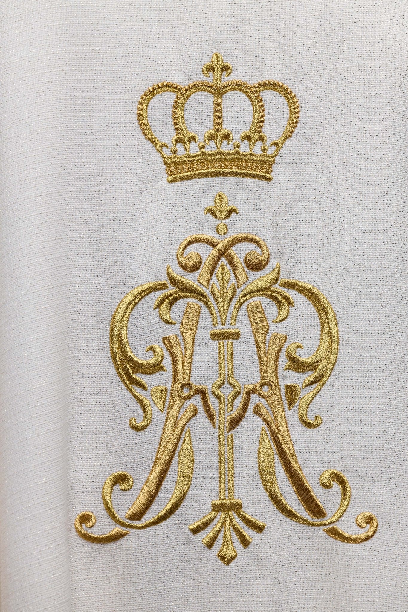 Liturgical chasuble with embroidered Maria Crown motif - Image 3