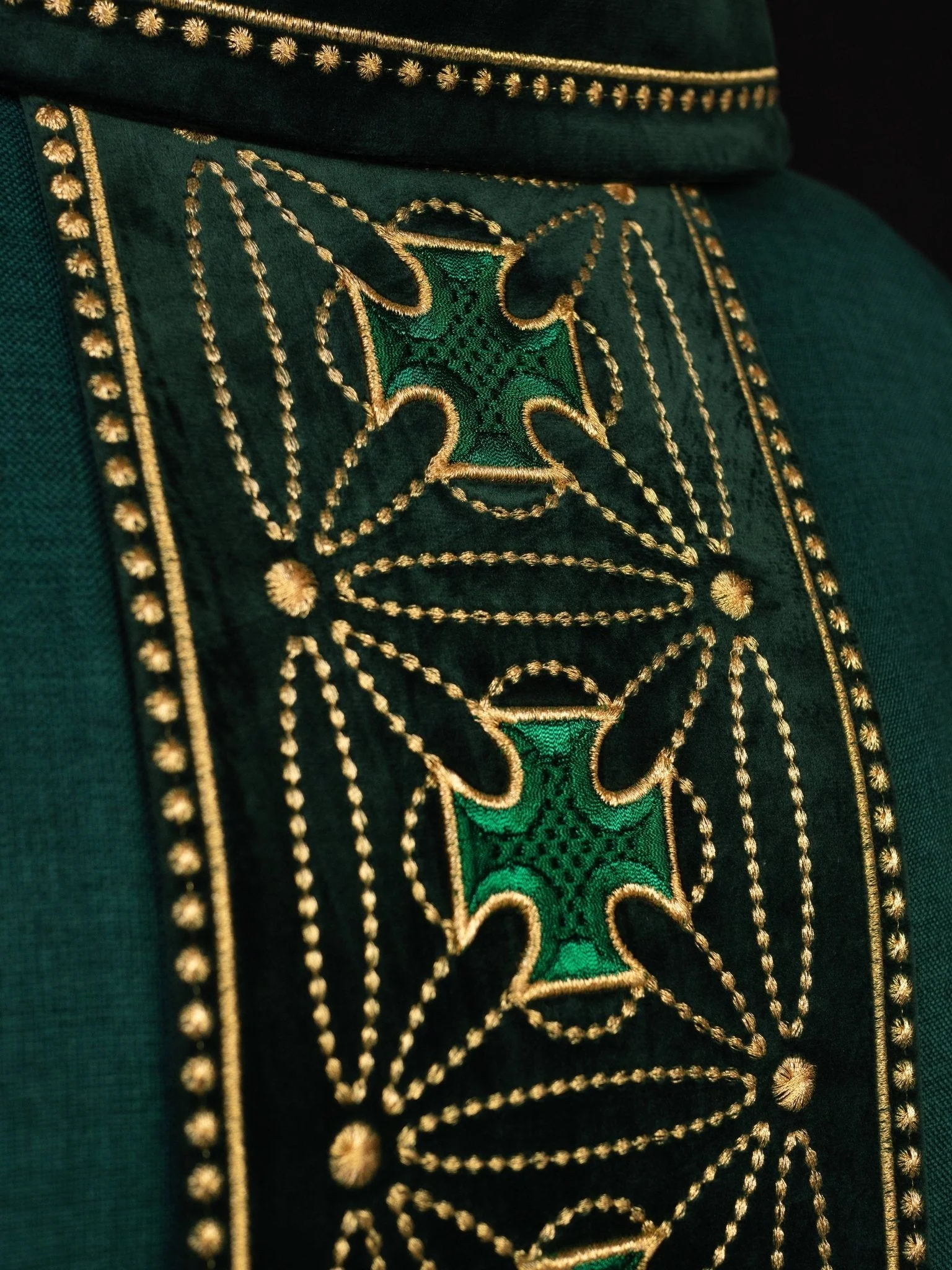 Liturgical chasuble with richly decorated belt with crosses in green color - Image 3