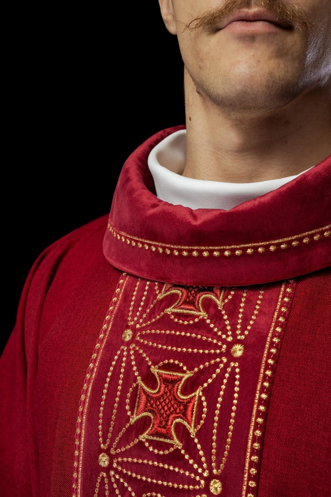 Liturgical chasuble with richly decorated belt with crosses in red color - Image 5