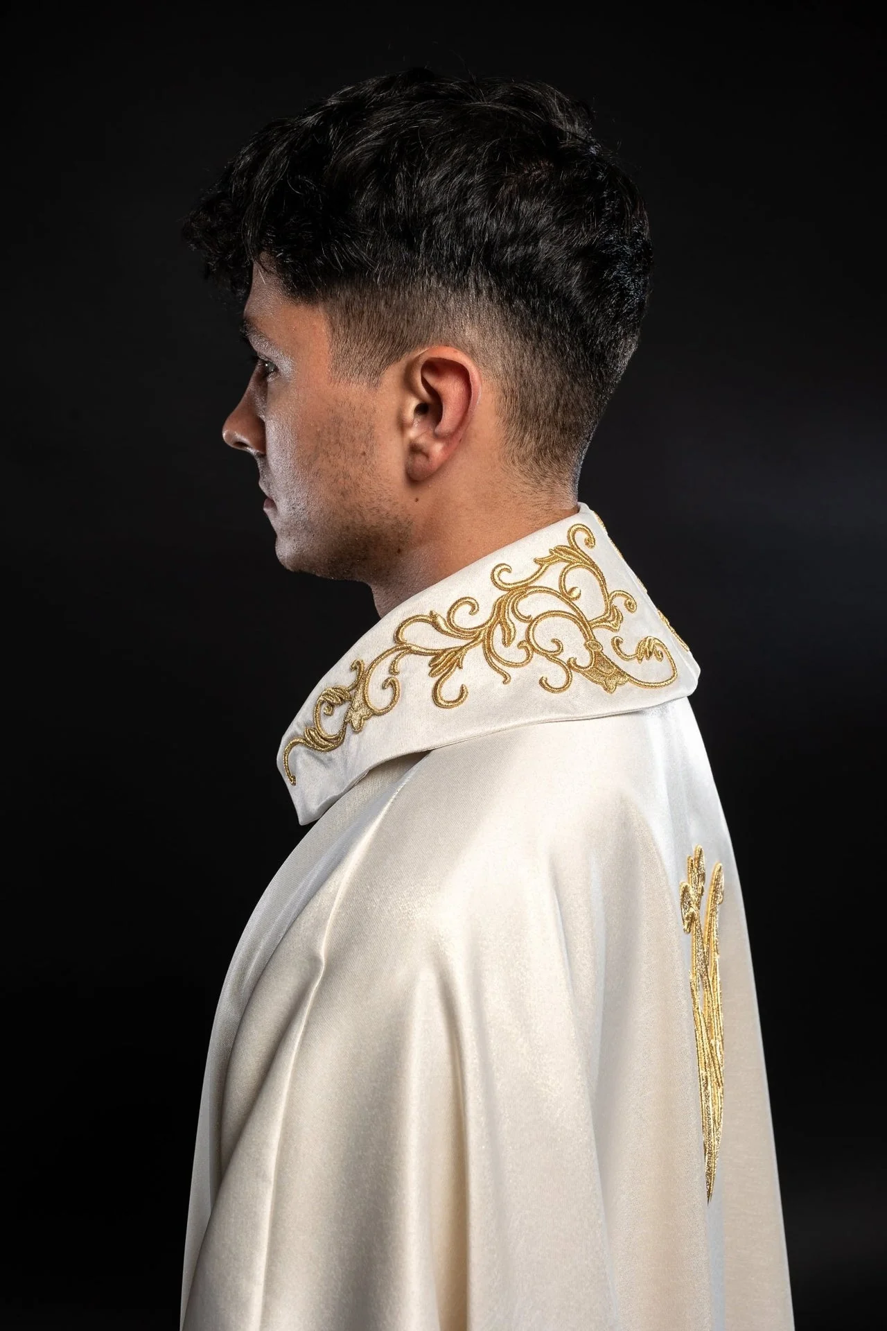 Liturgical chasuble with the image of Our Lady hugging the baby Jesus - Image 5