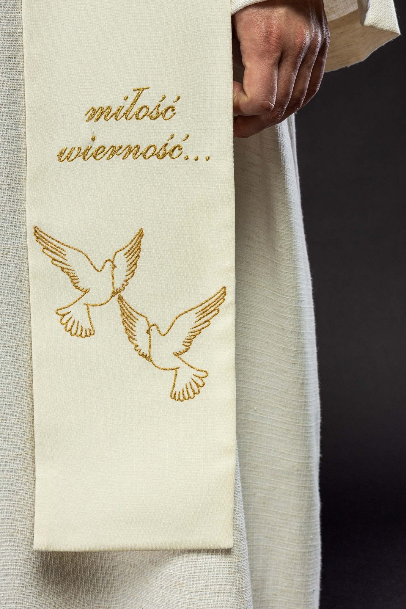 Long stole with embroidery - Image 3