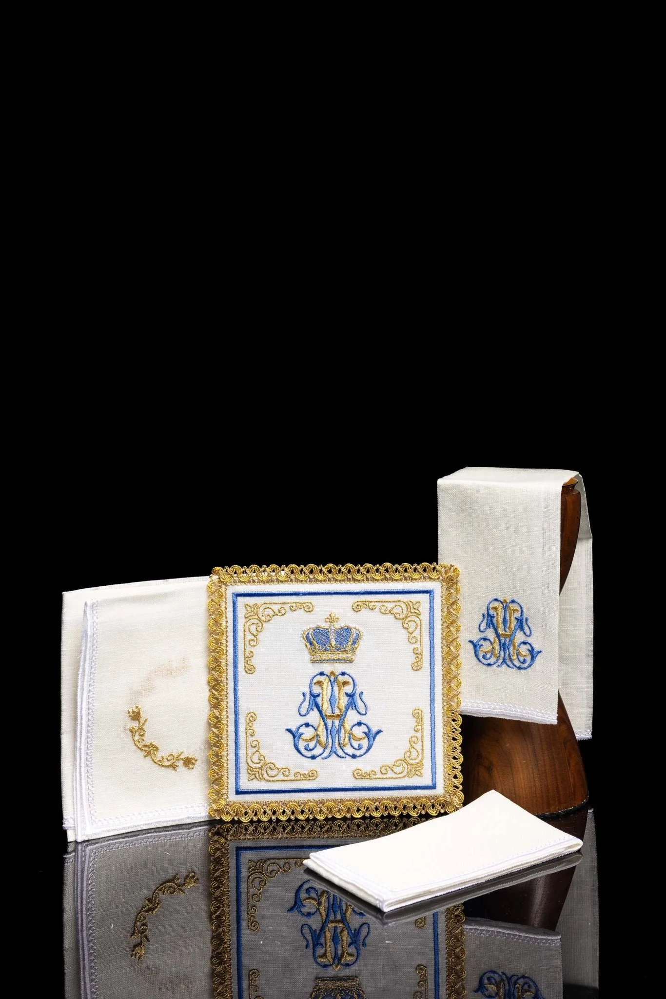 Marian altar linens set