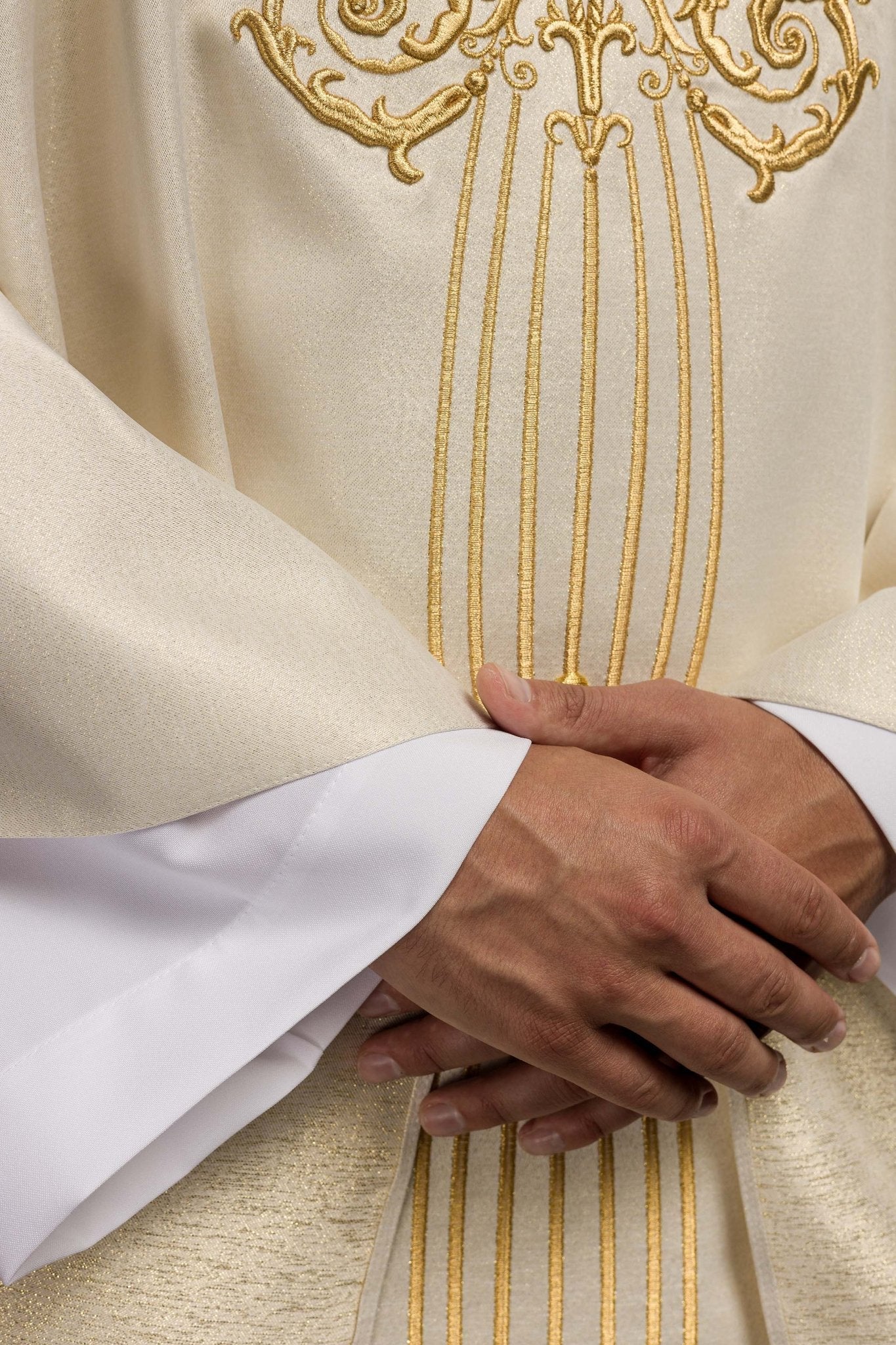 Marian chasuble made of gold glittery texture - Image 4
