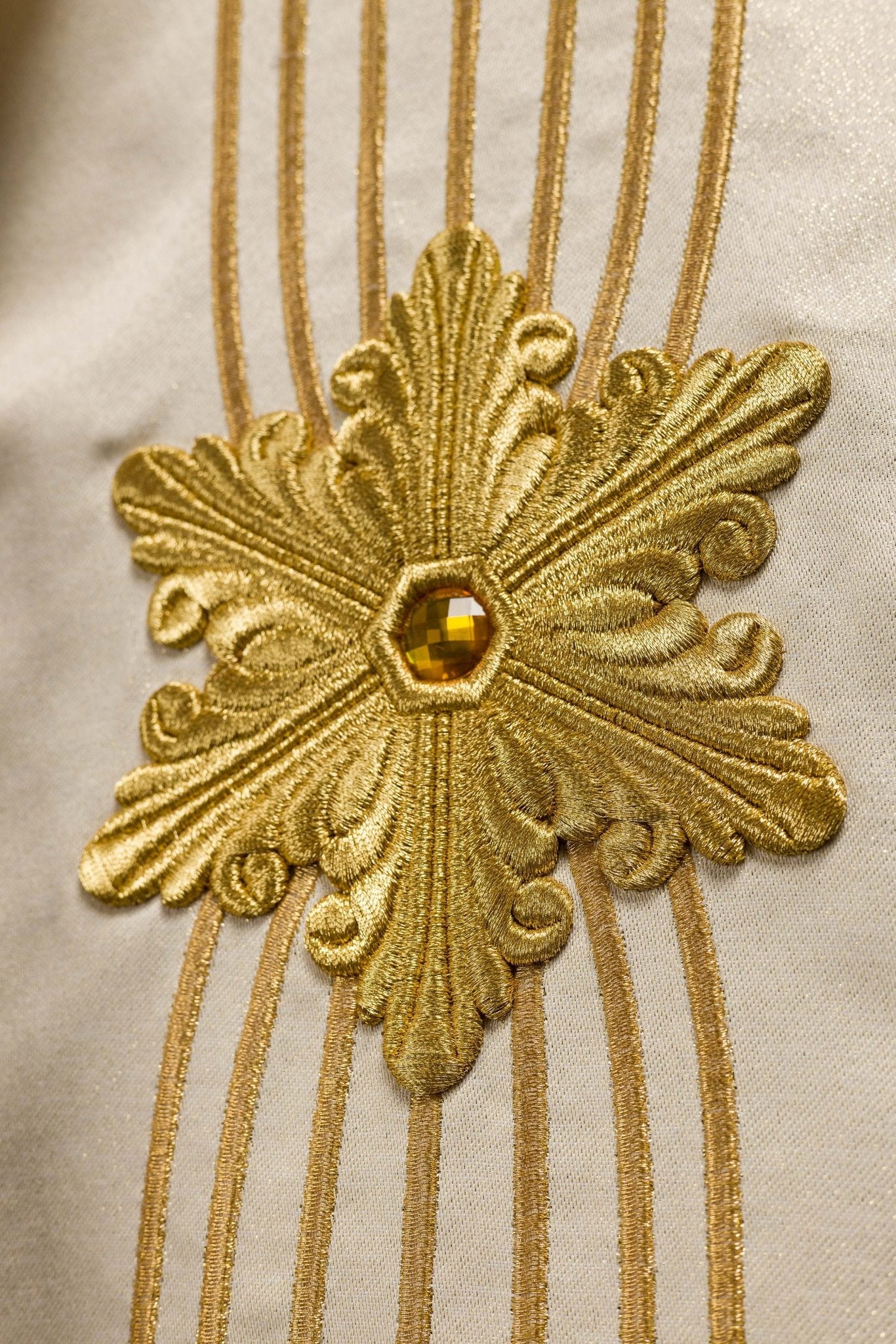 Marian chasuble made of gold glittery texture - Image 7