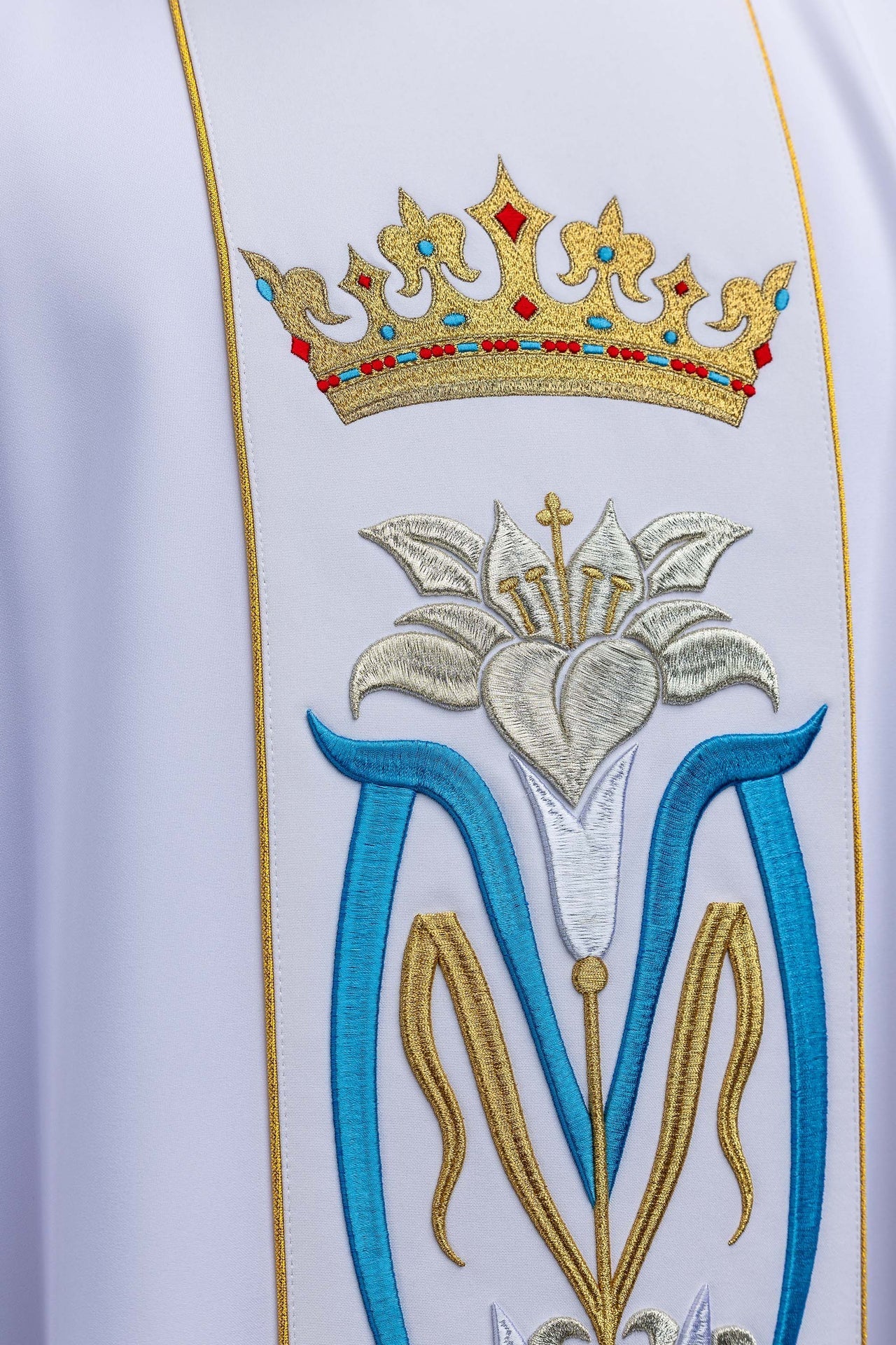 Marian embroidered liturgical chasuble with a crown in white - Image 3