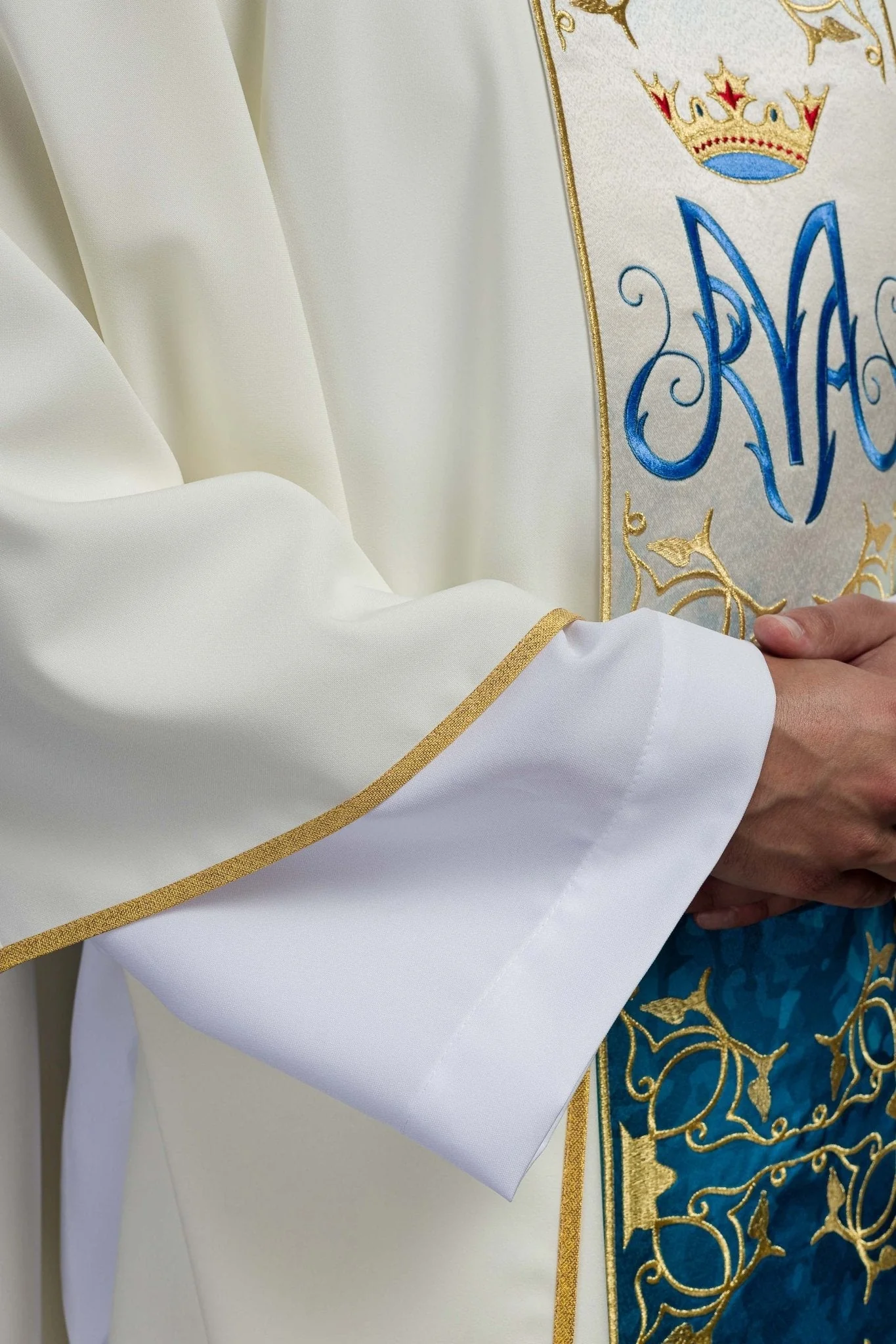 Marian liturgical chasuble with an embroidered and sublimated belt in ecru - Image 4