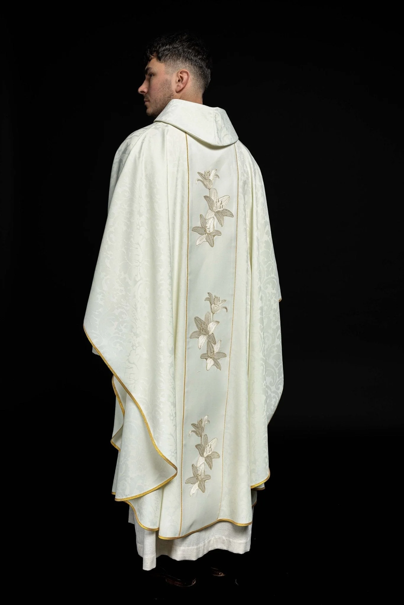 Marian liturgical chasuble with embroidered lilie - Image 8