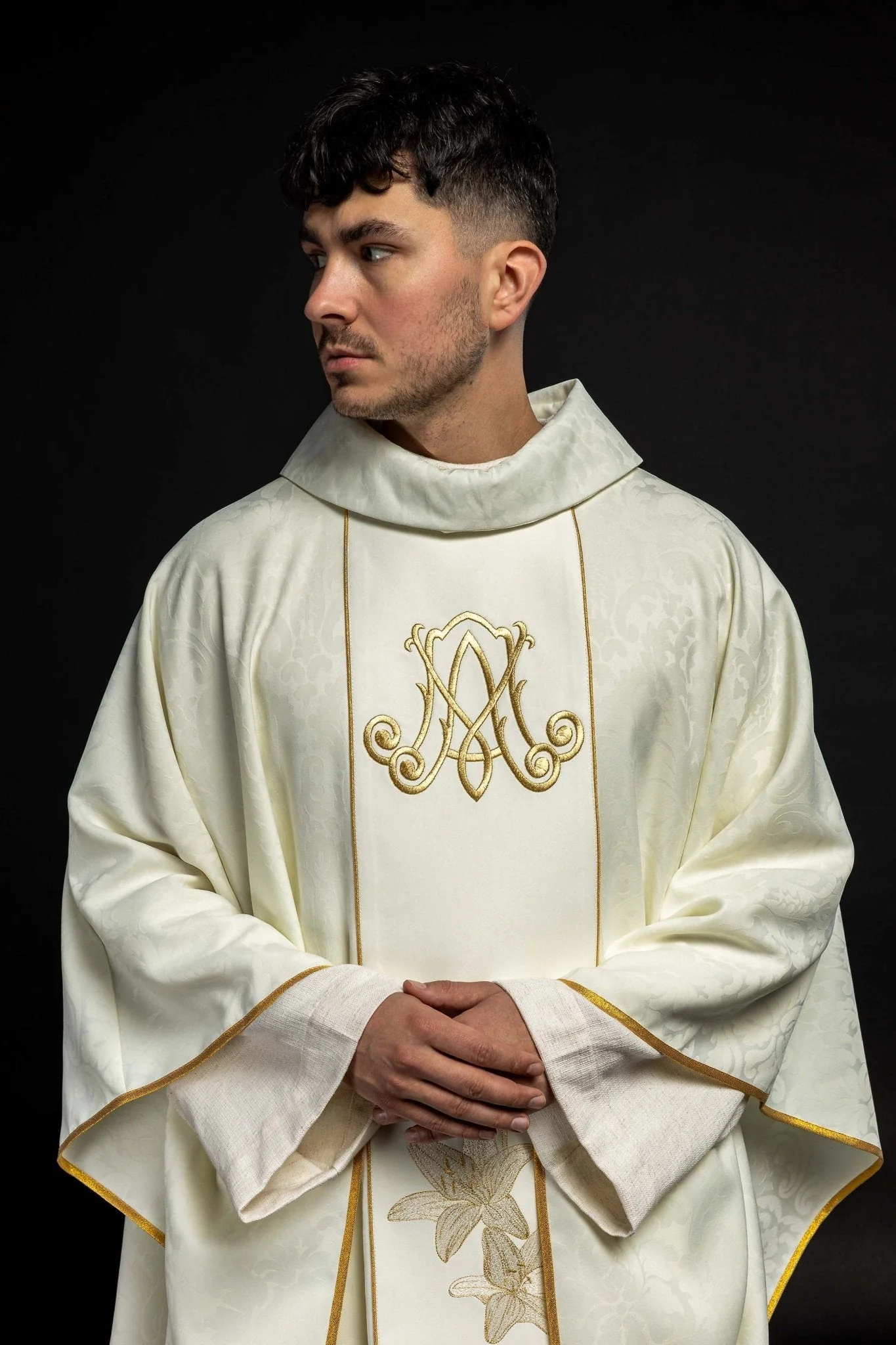 Marian liturgical chasuble with embroidered lilie - Image 9