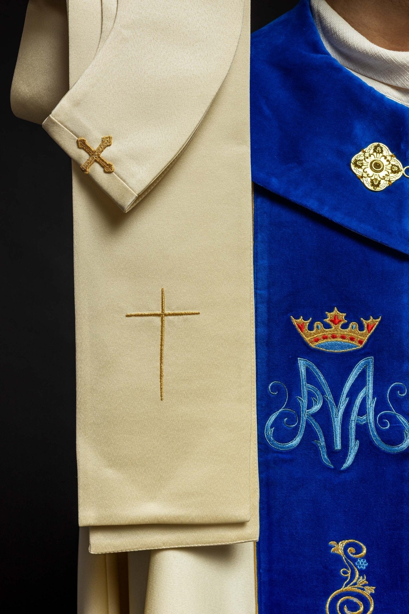 Marian liturgical cope made of ecru texture and blue velvet - Image 6