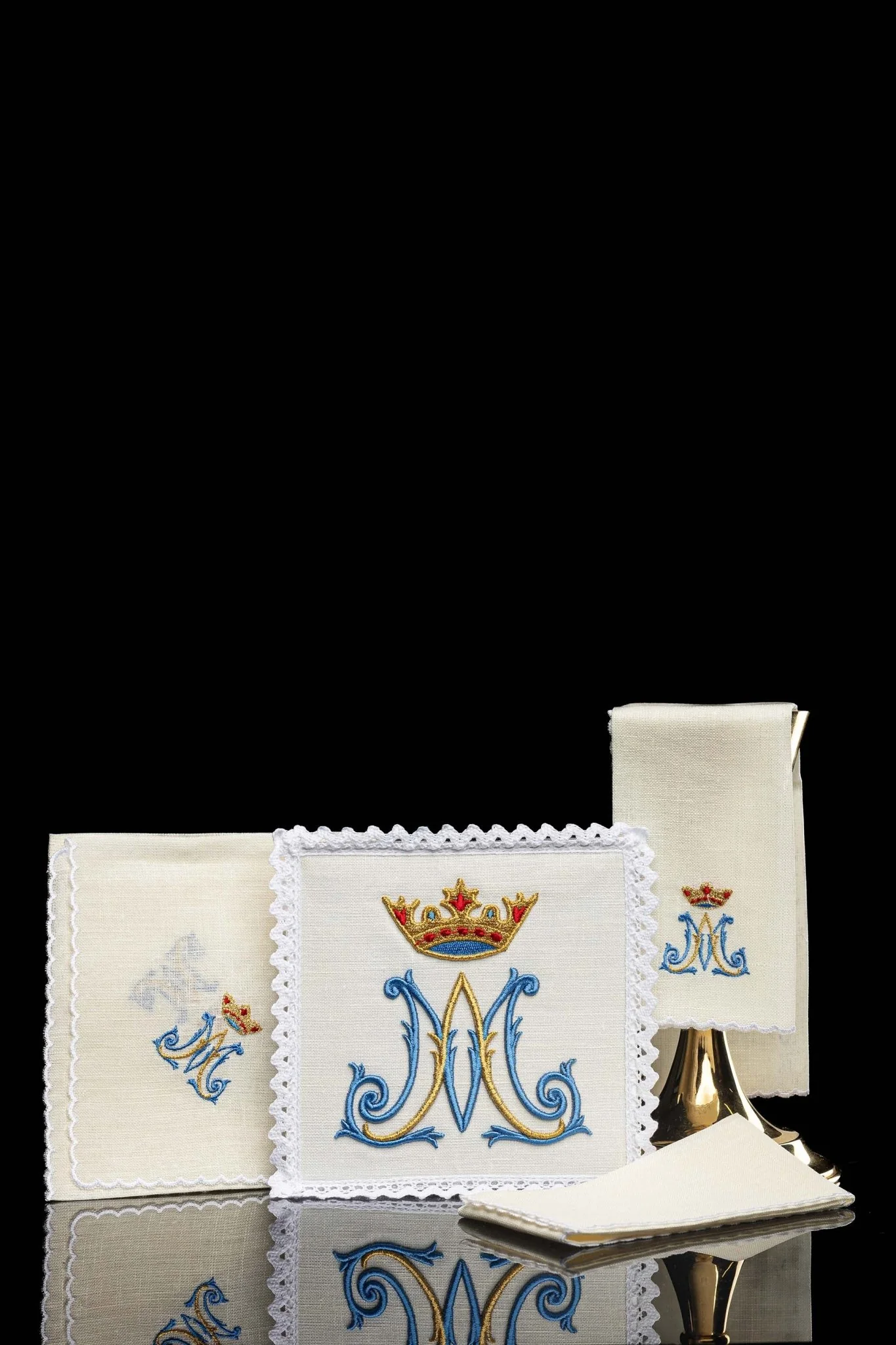 Mass linen set with classic Marian embroidery