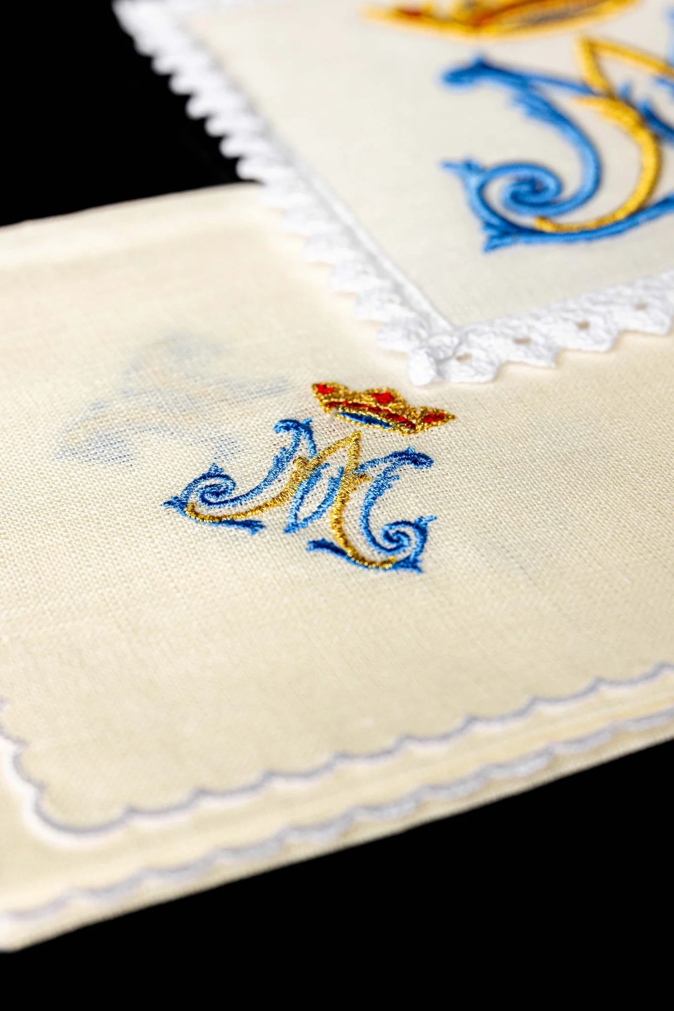 Mass linen set with classic Marian embroidery - Image 3