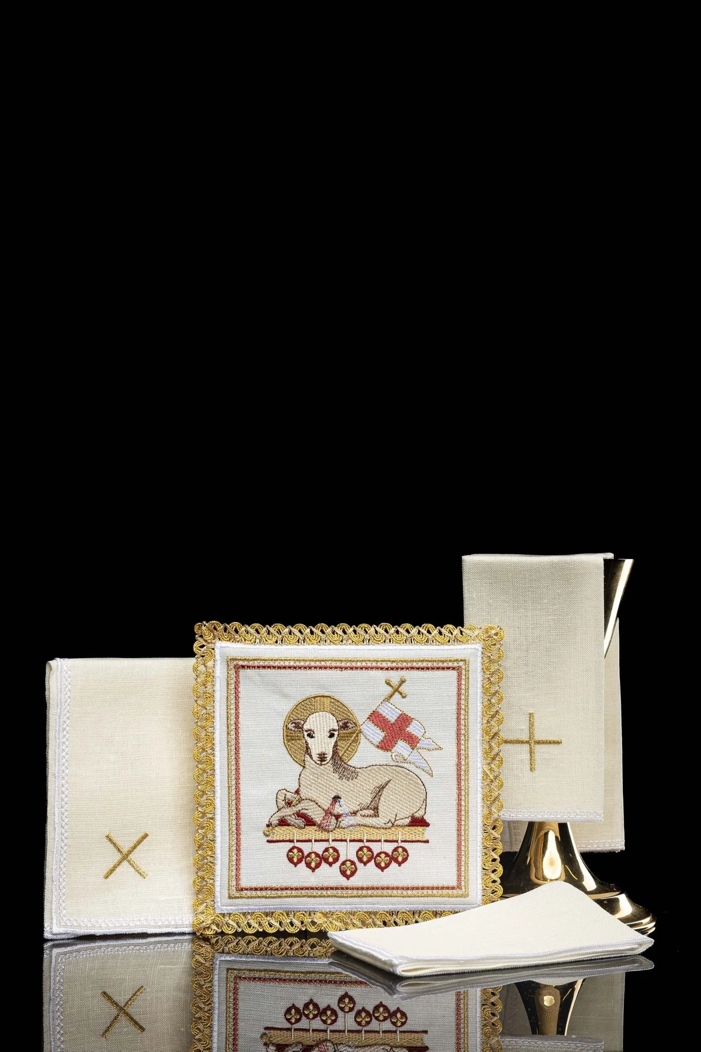 Mass linen set with lamb motif