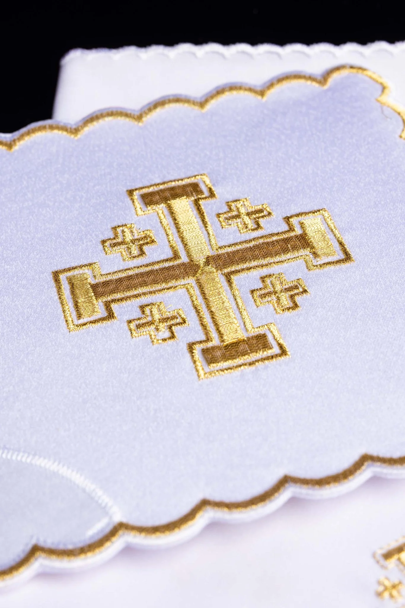 Mass linens with gold Jerusalem Cross embroidery - Image 2