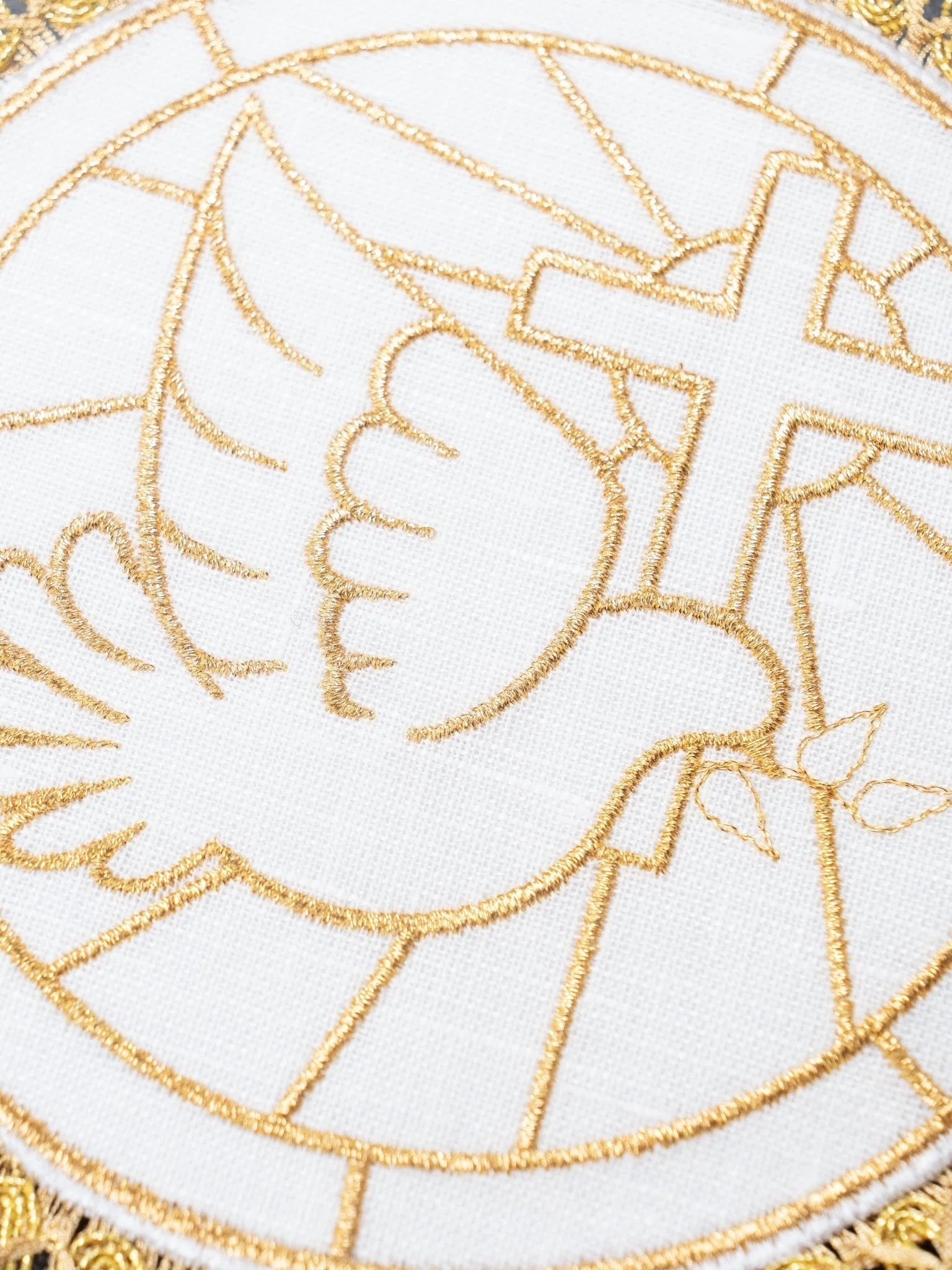 Mass linens with rounded pall and dove embroidery - Image 2