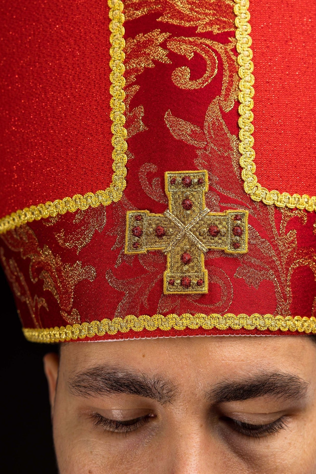 Red mitre embroidered with a cross decorated with jacquard fabric - Image 3
