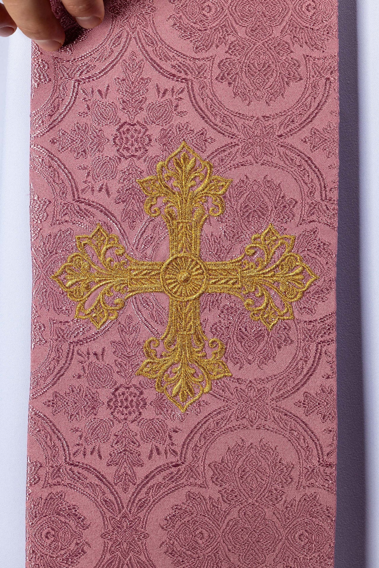 Pink jacquard stole embroidered with a cross motif - Image 5