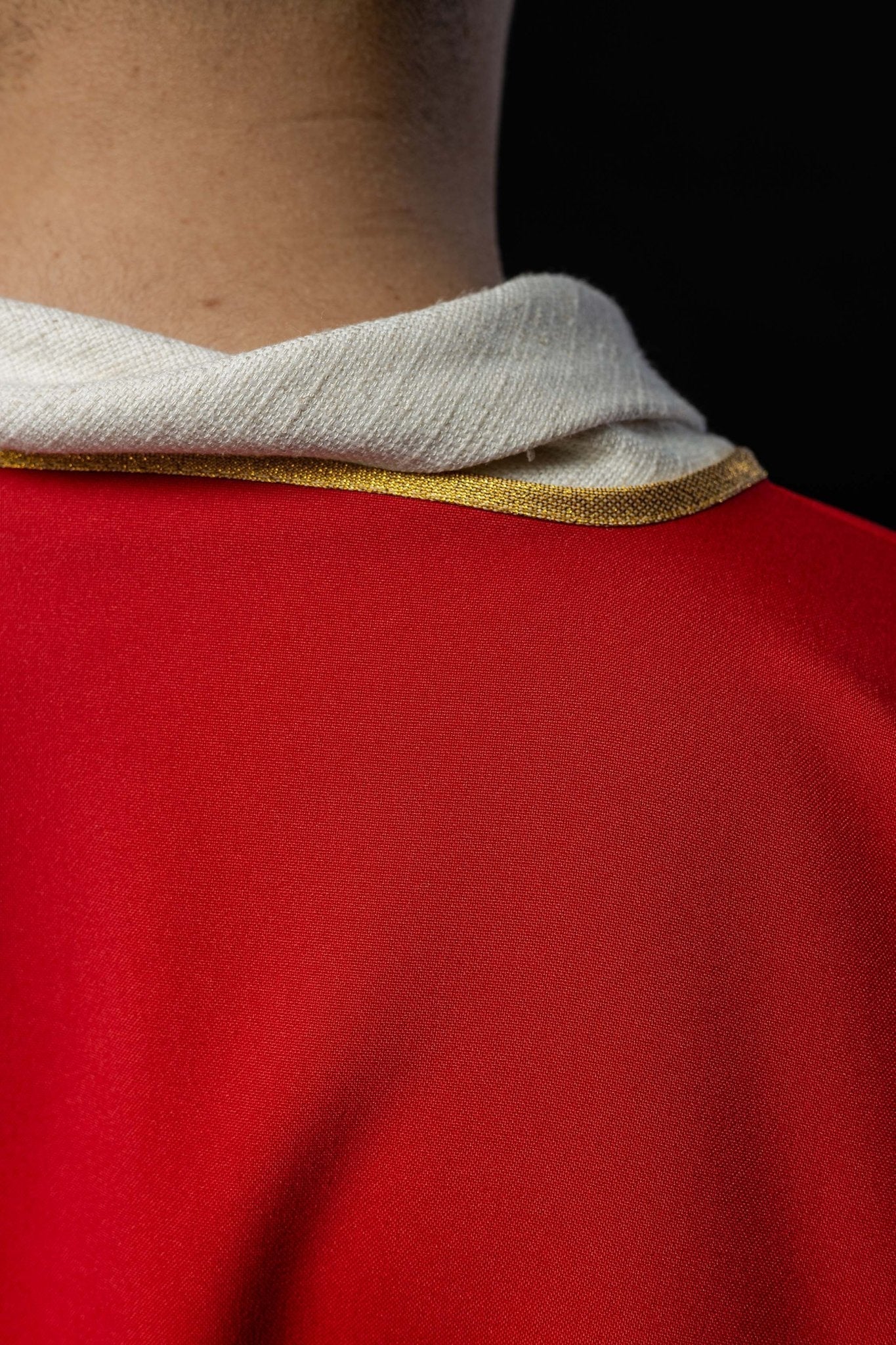 Plain dalmatic in red with gold trim - Image 3