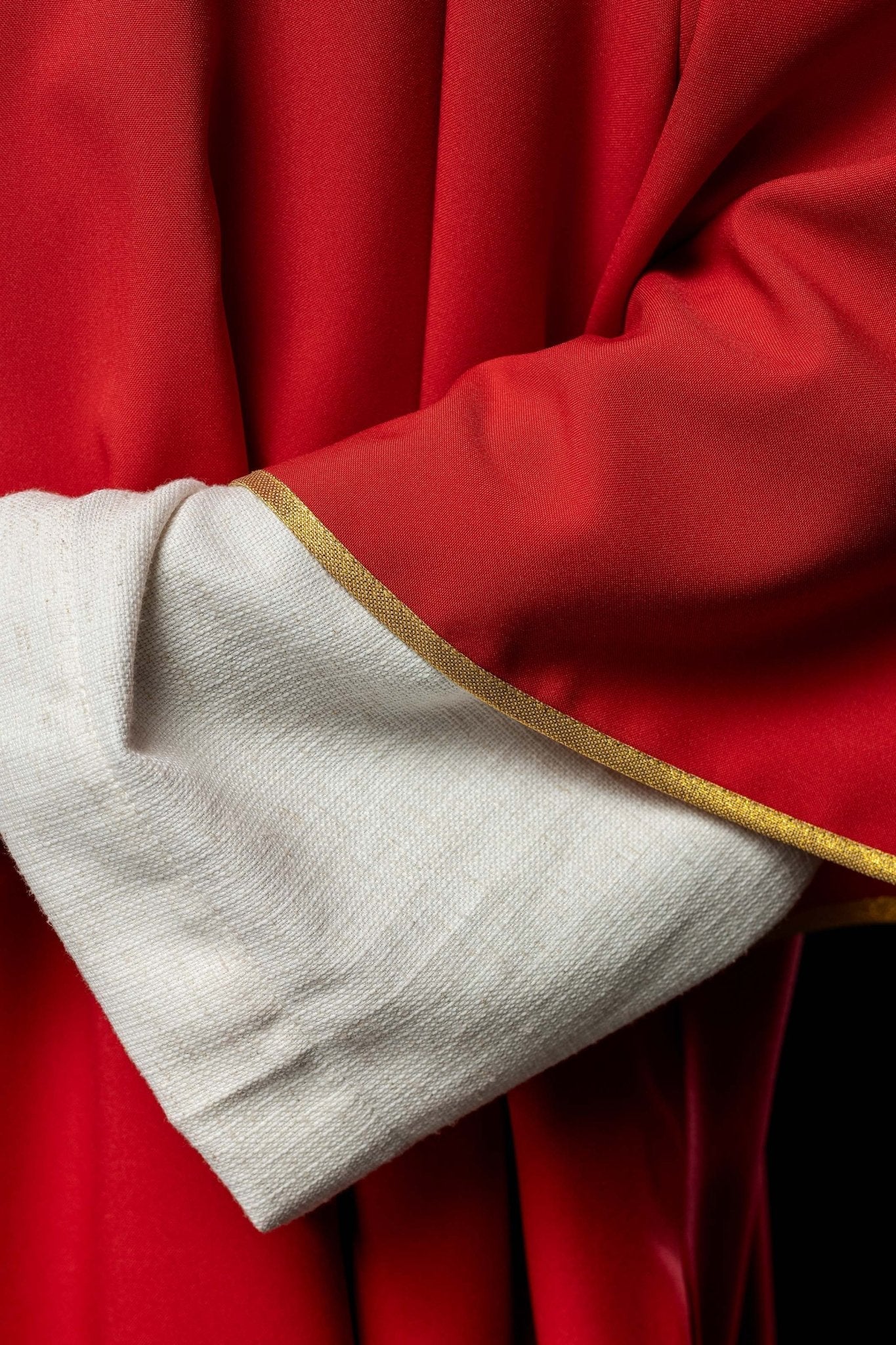 Plain dalmatic in red with gold trim - Image 4