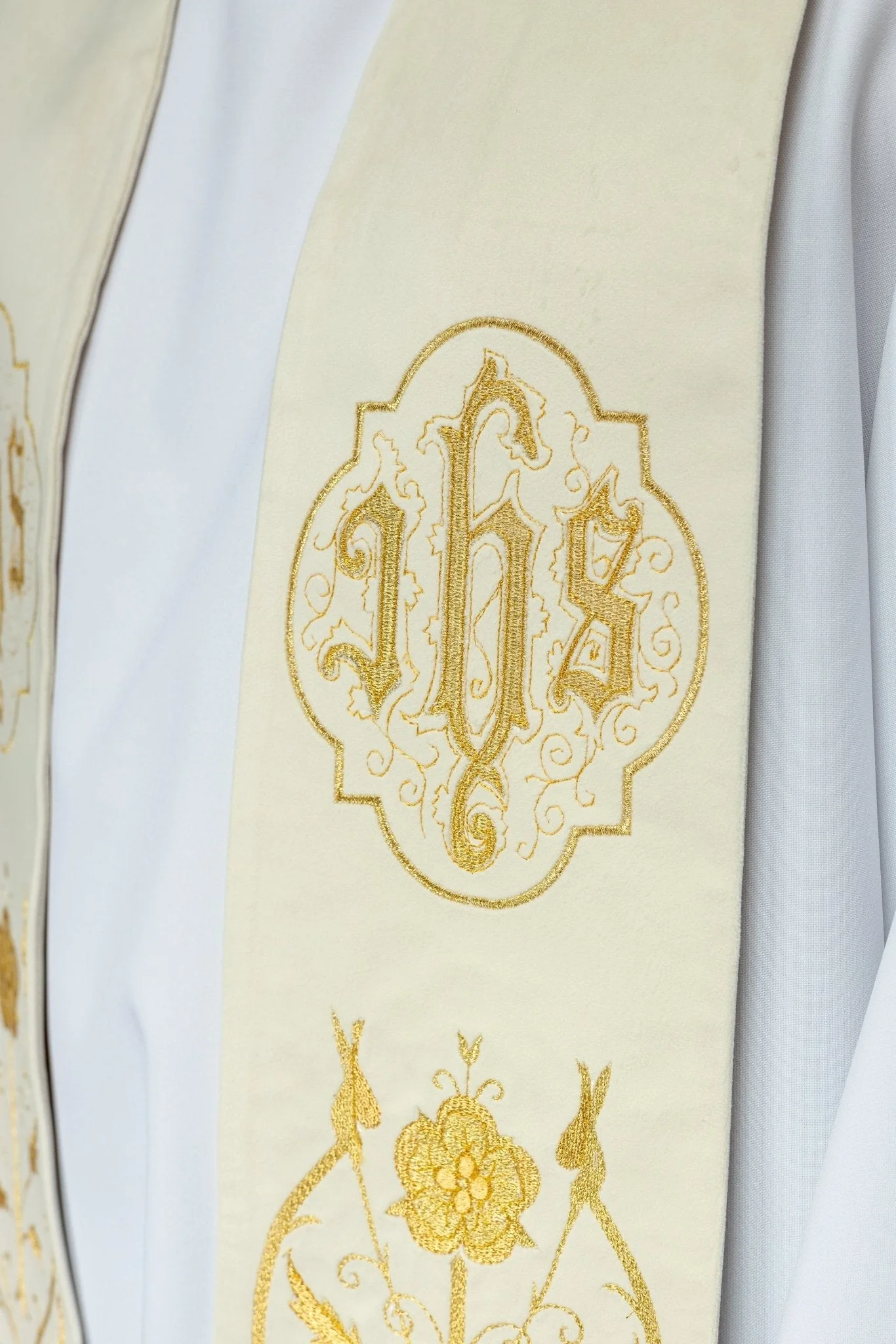 Priest stole in Ivory with embroidered gold JHS and tassels - Image 3