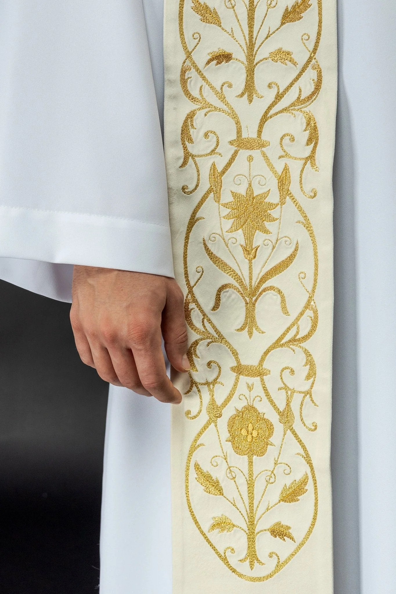 Priest stole in Ivory with embroidered gold JHS and tassels - Image 4