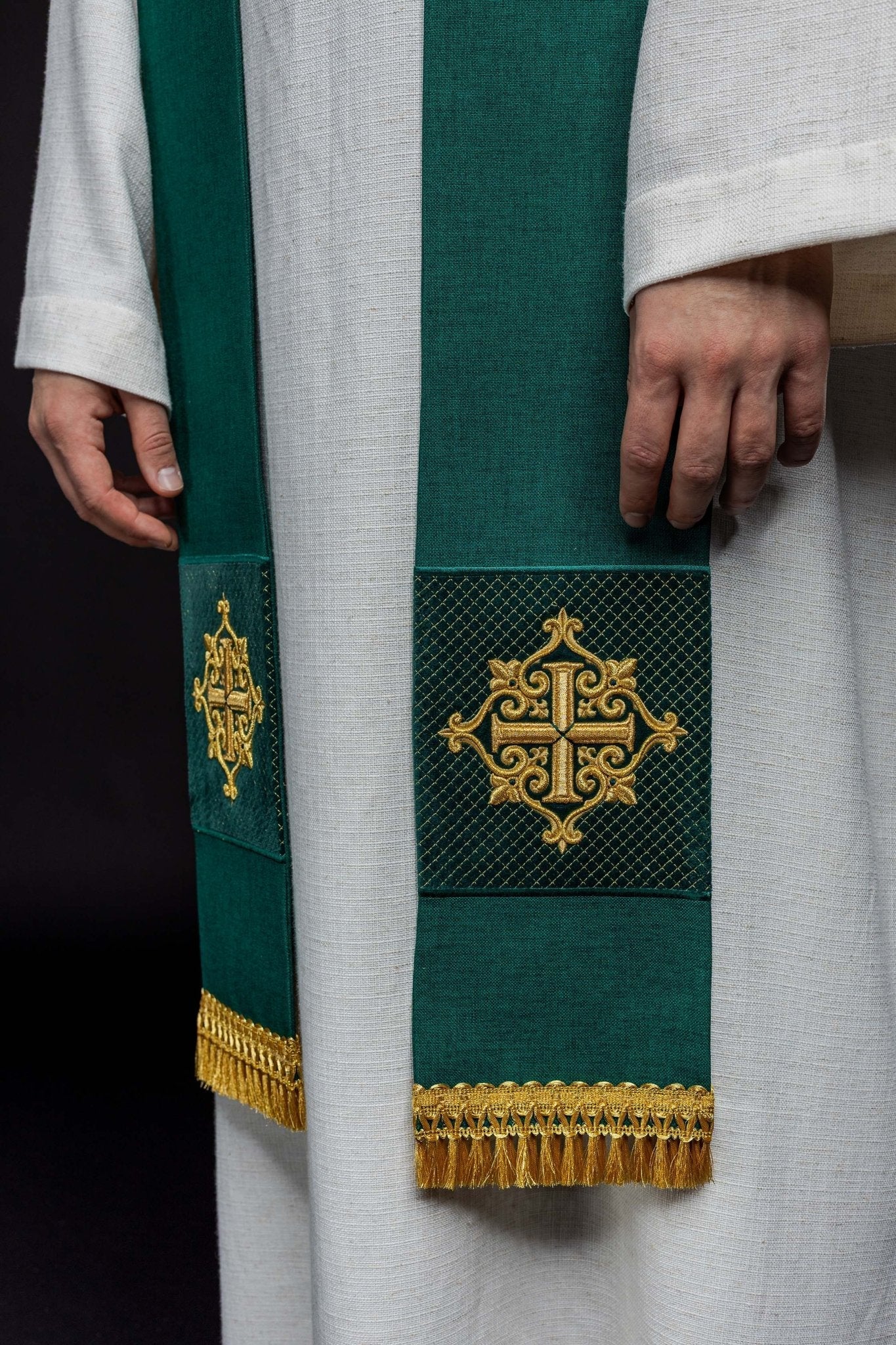 Embroidered stole with a cross symbol green velvet - Image 3