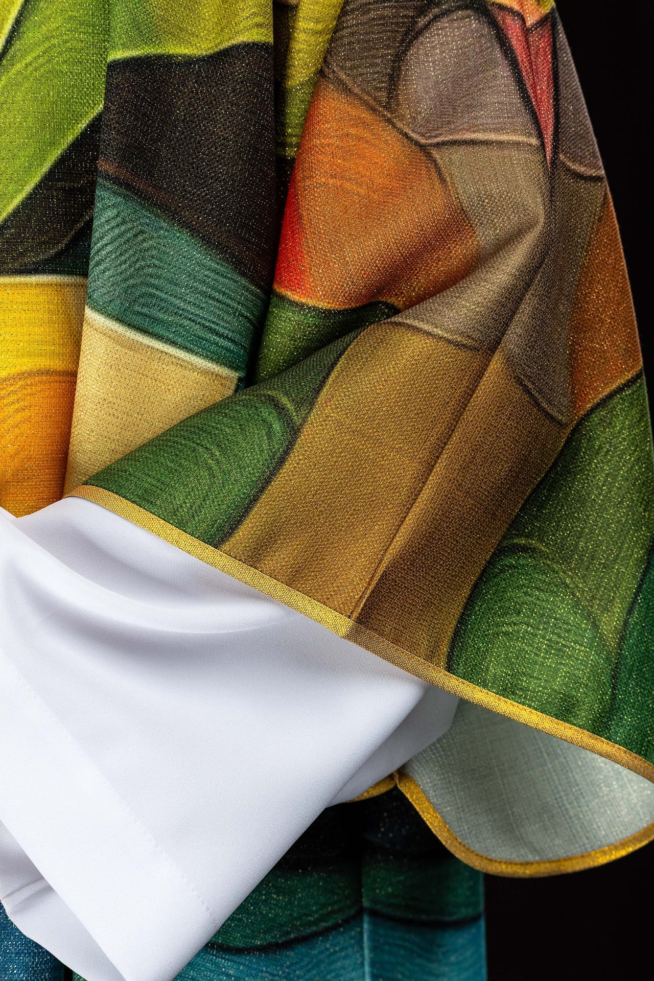 Printed colorful dalmatic with a cross motif - Image 4