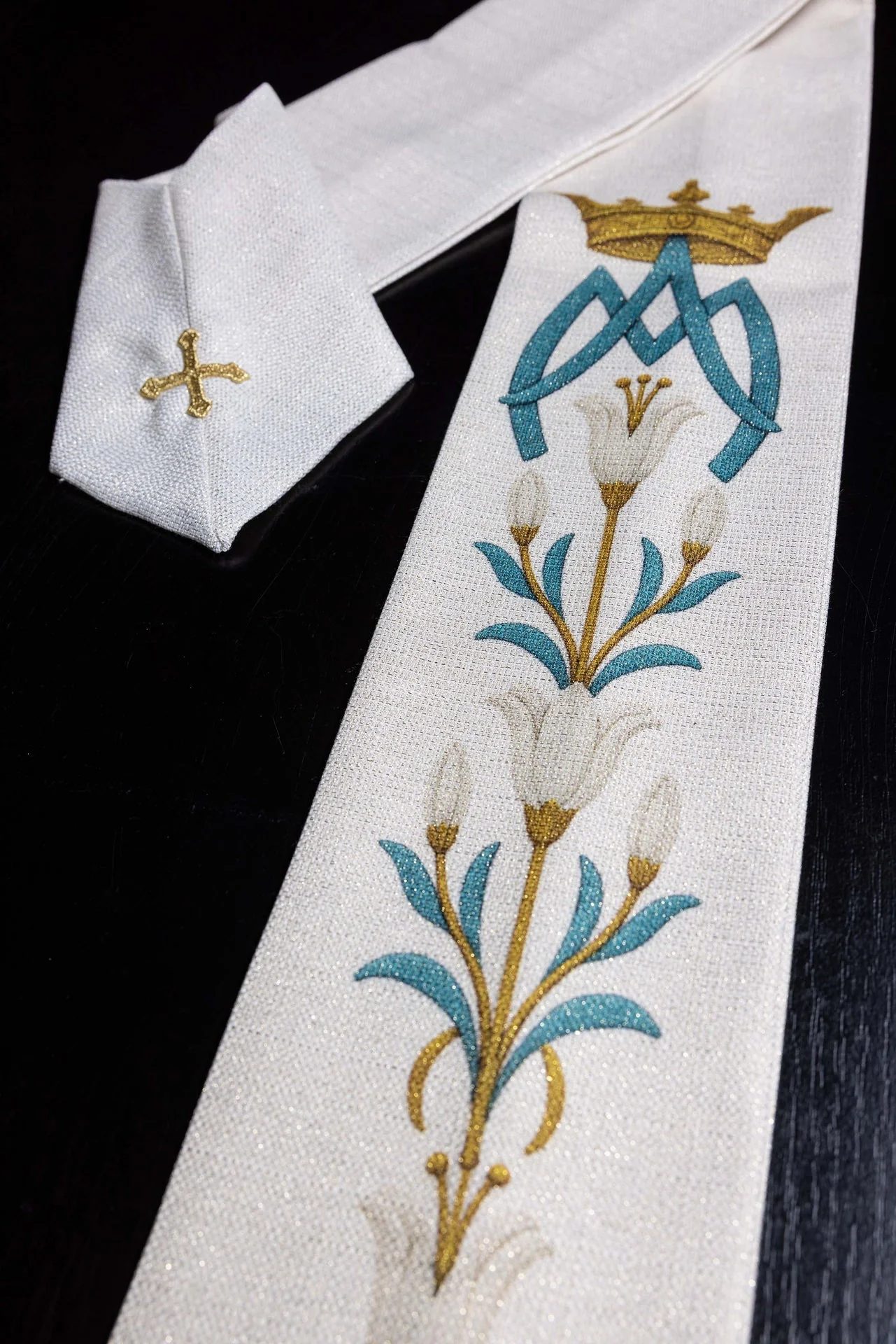 Printed Marian Chasuble with Lily Pattern and Monogram Ecru - Image 11