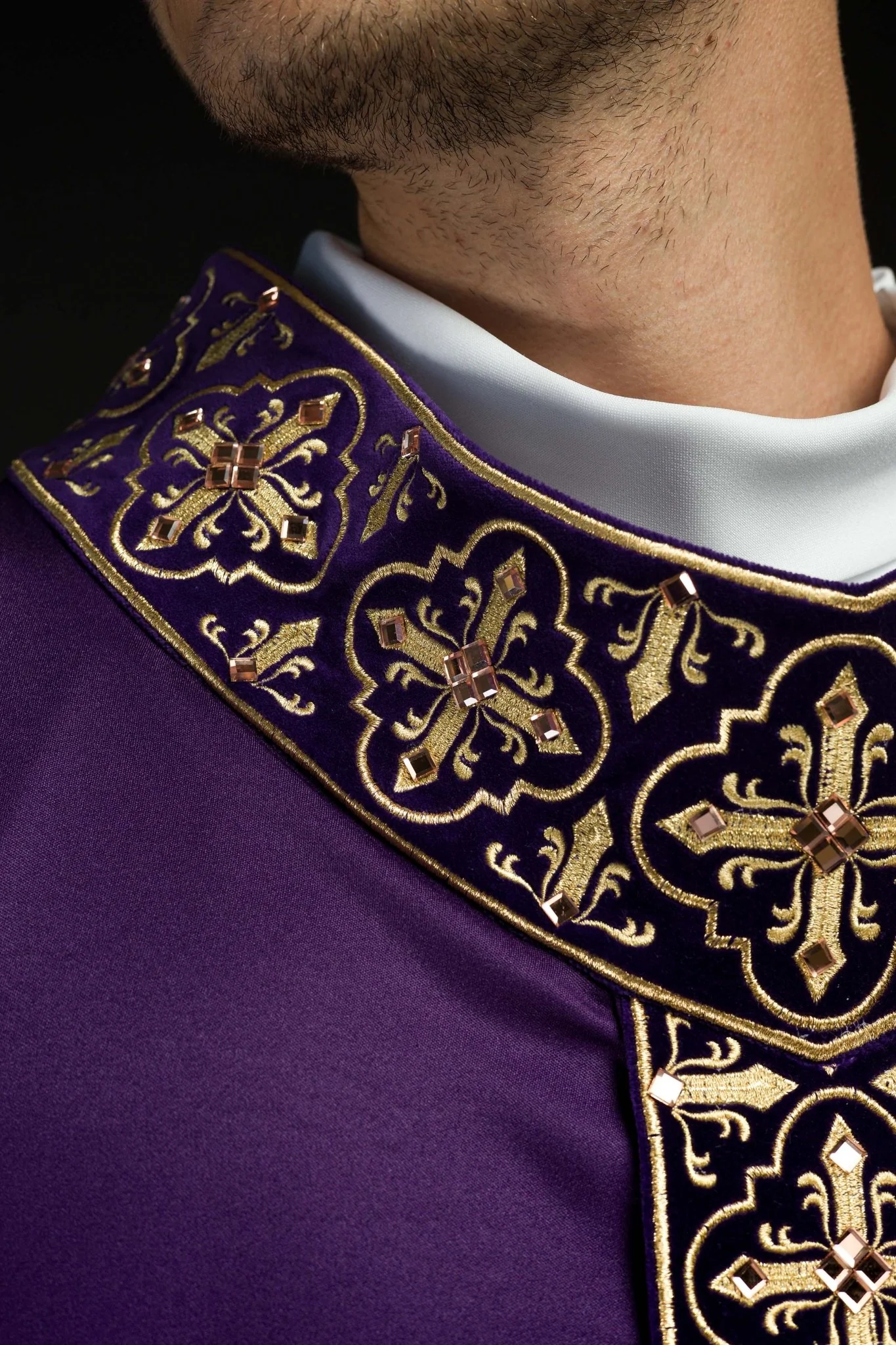 Purple chasuble adorned with stones and a narrow band - Image 3