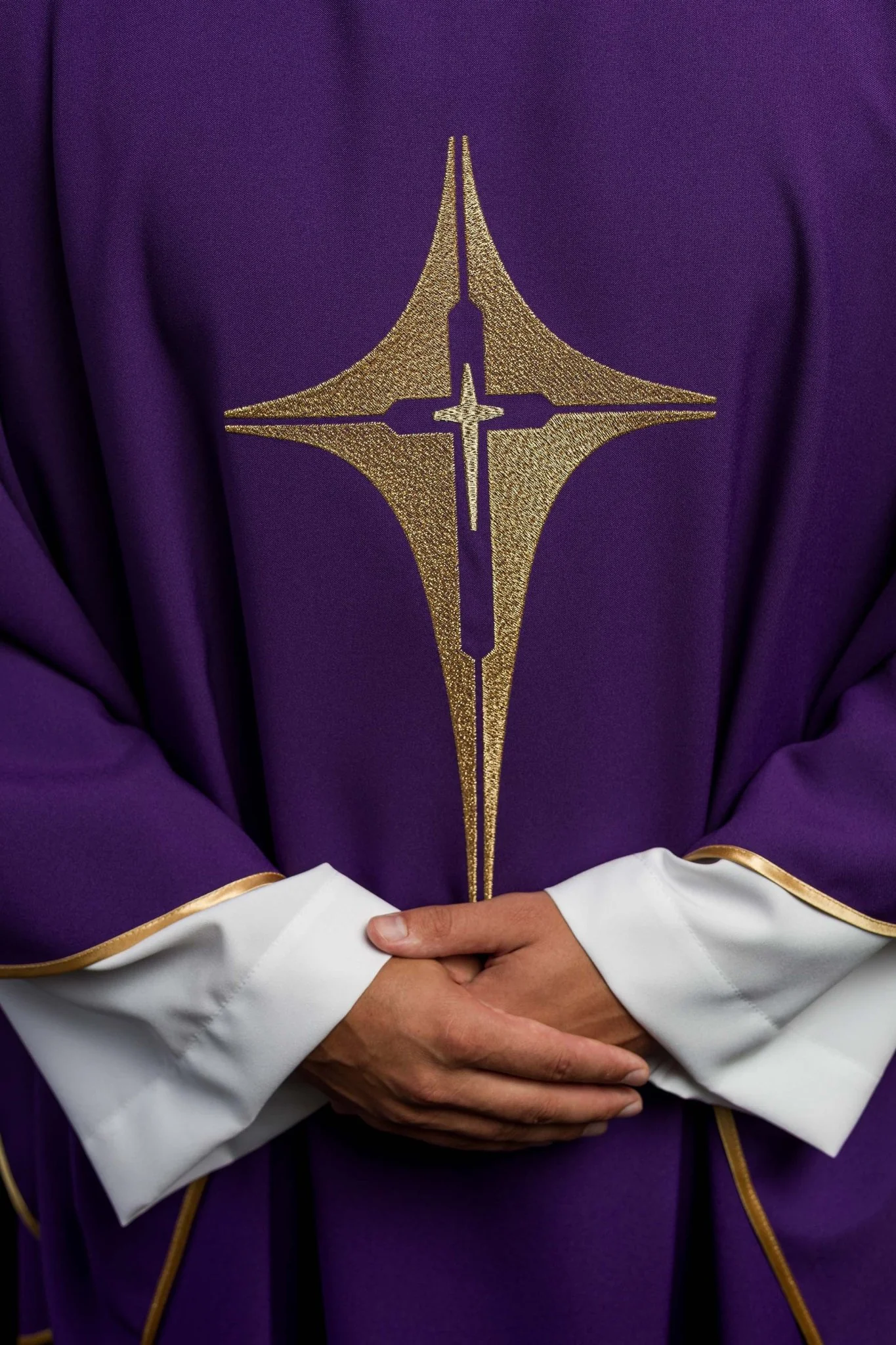 Purple chasuble embroidered with cross motif - Image 4