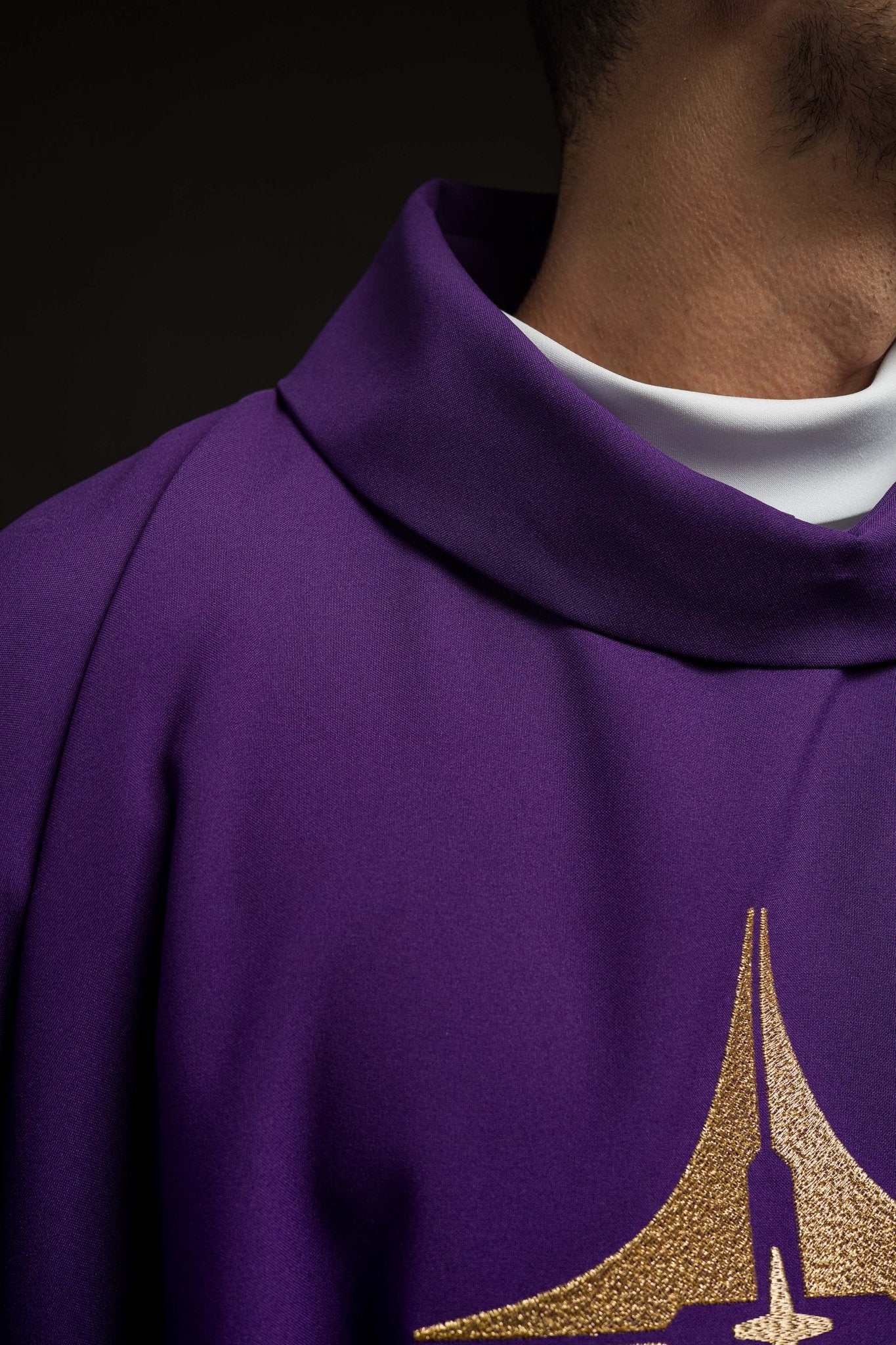 Purple chasuble embroidered with cross motif - Image 5