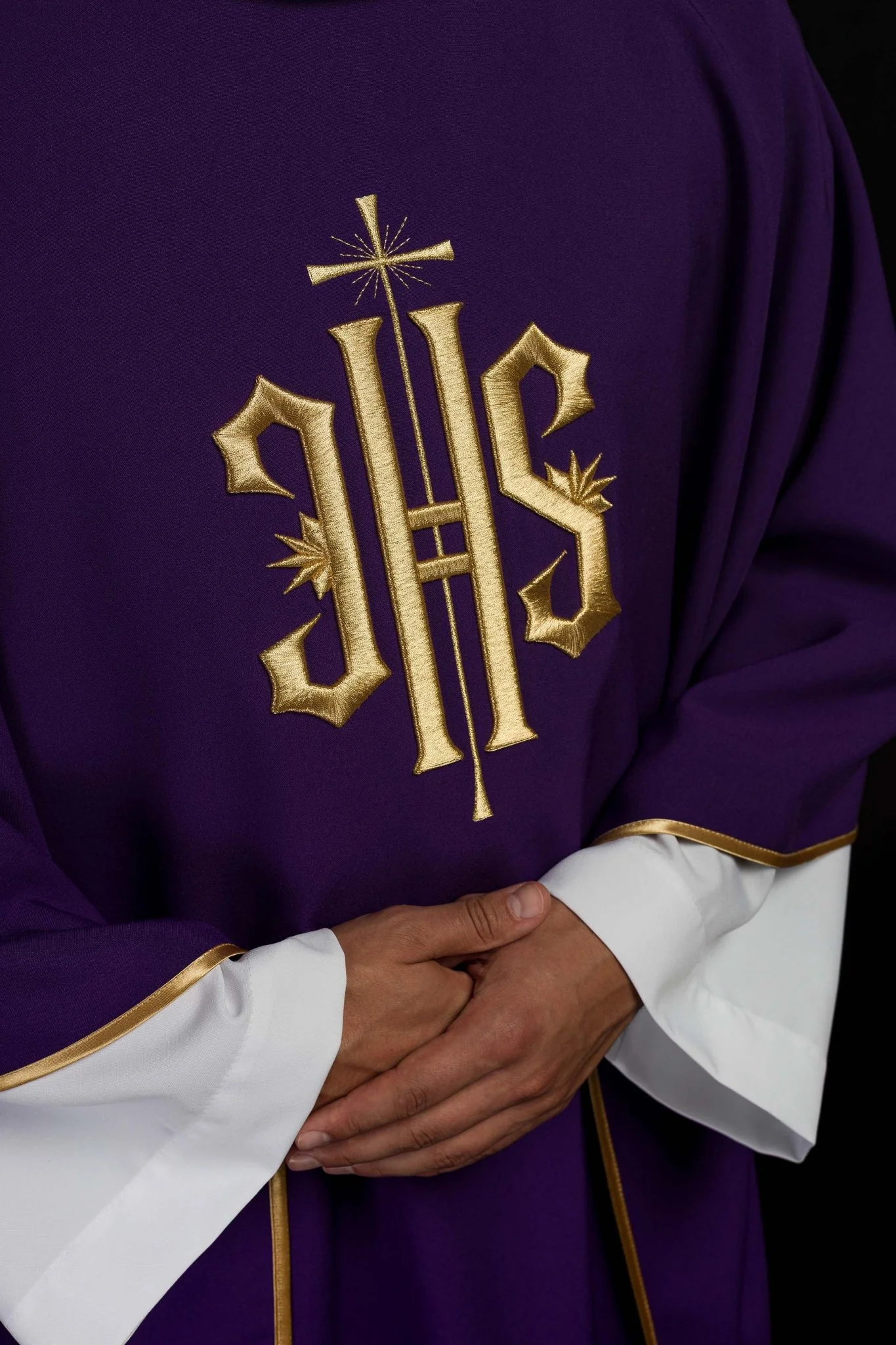 Purple chasuble embroidered with IHS motif - Image 3