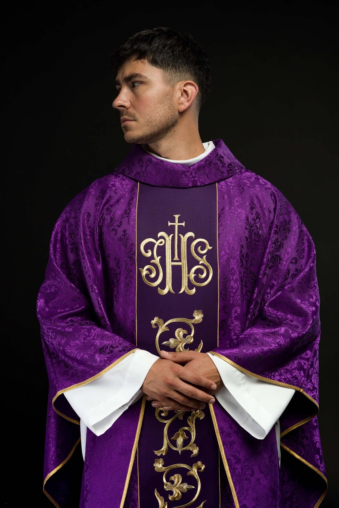 Purple chasuble made of jacquard texture with classic JHS motif