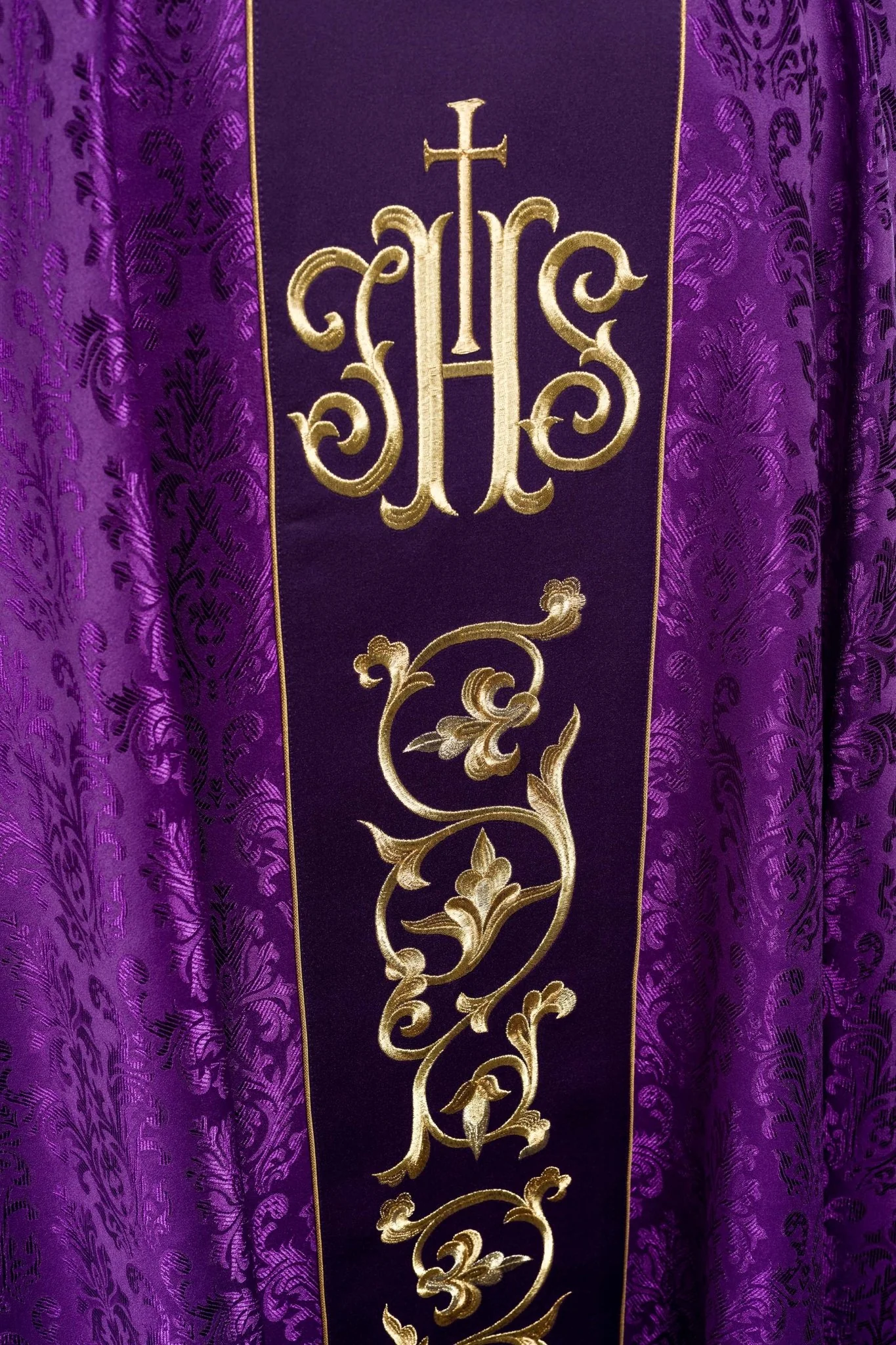 Purple chasuble made of jacquard texture with classic JHS motif - Image 3