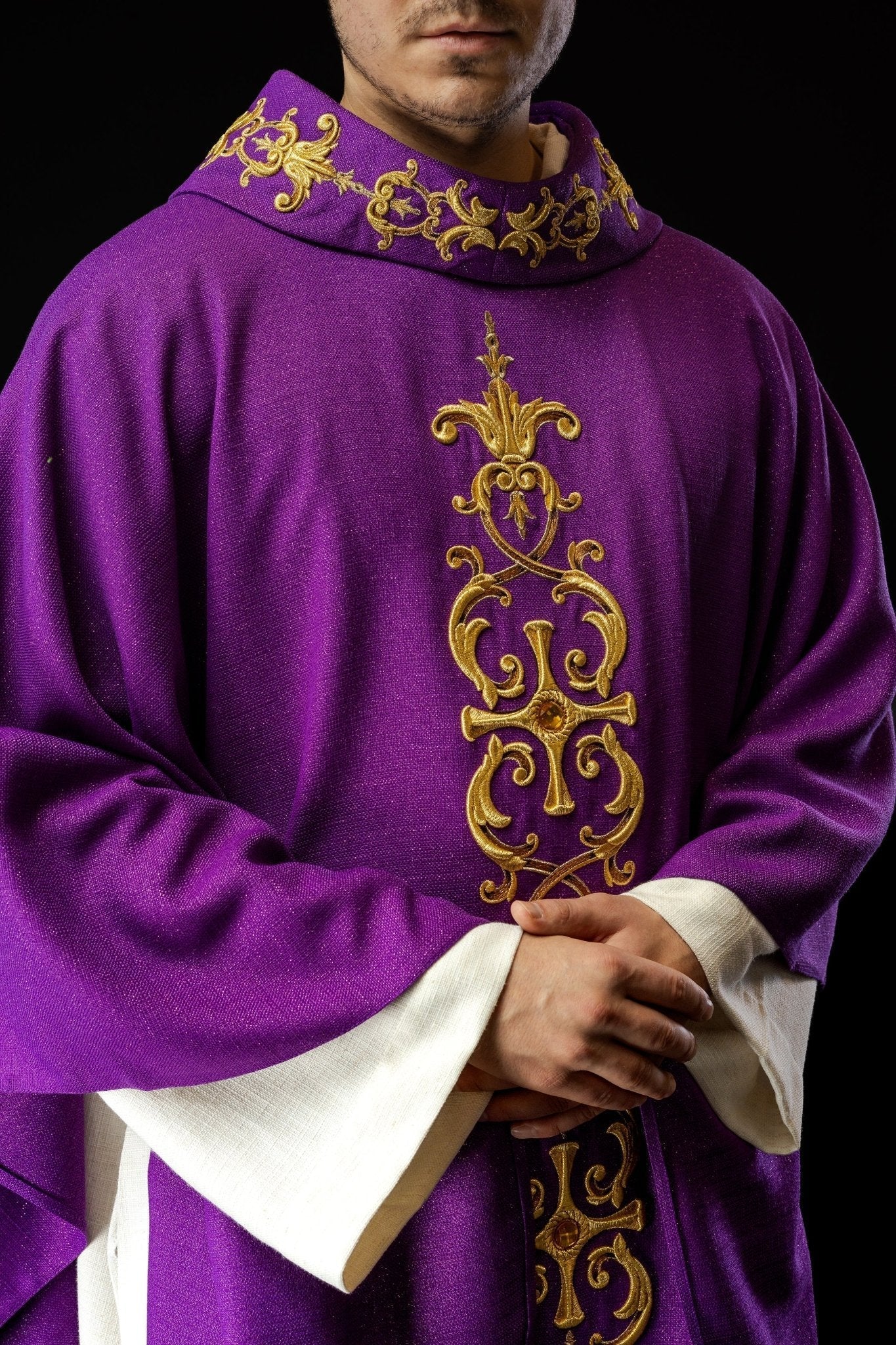 Purple chasuble richly embroidered with gemstones - Image 3