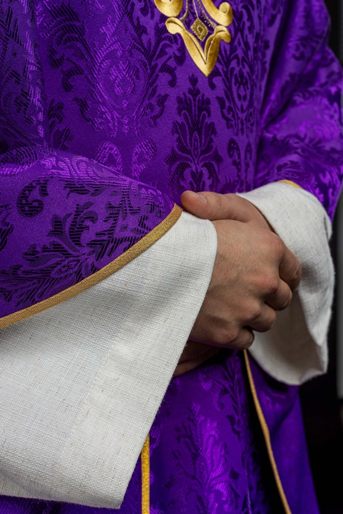 Purple chasuble with a cross made of patterned fabric - Image 4